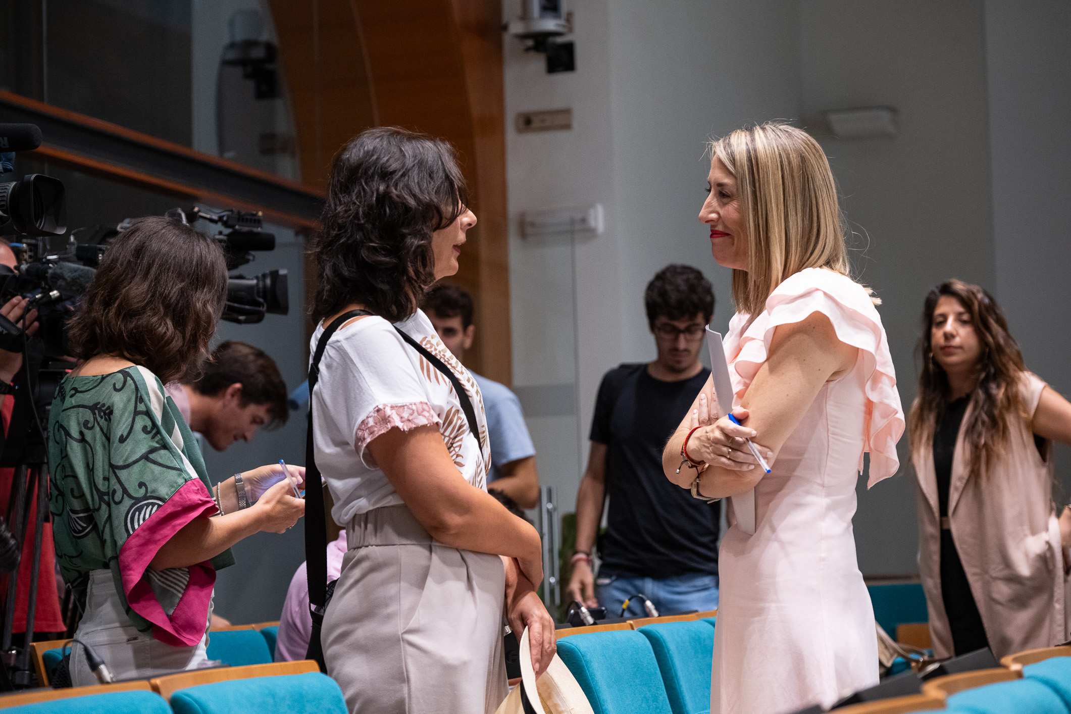 La presidenta de la Junta de Extremadura, María Guardiola, durante la rueda de prensa