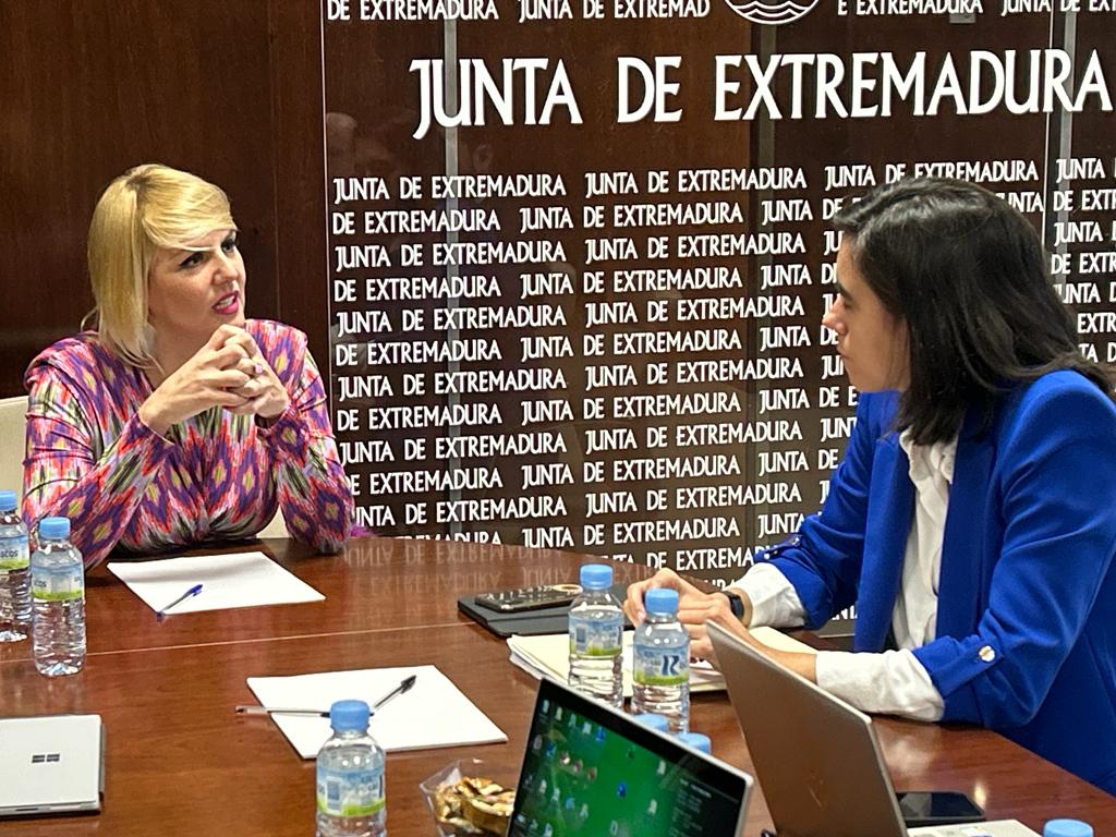 Image 0 of article La consejera de Hacienda se reúne con la eurodiputada Isabel Benjumea para hablar sobre ayudas regionales y la ejecución en fondos europeos