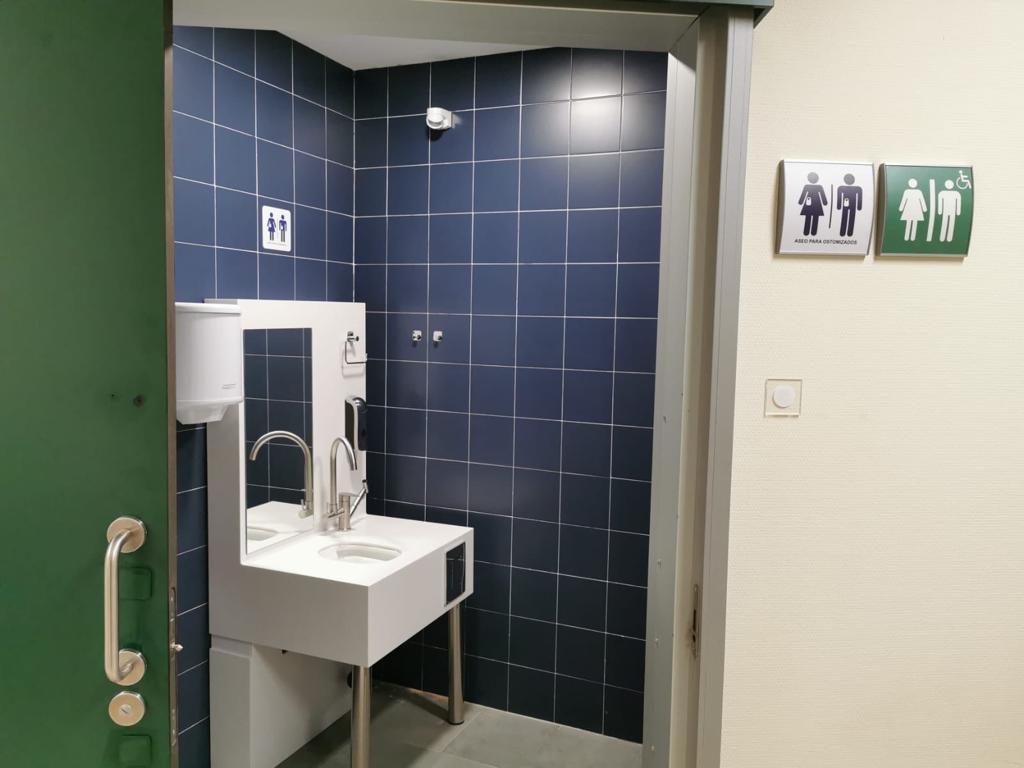 Image 0 of article El Hospital Universitario de Cáceres instala el primer baño adaptado para pacientes ostomizados