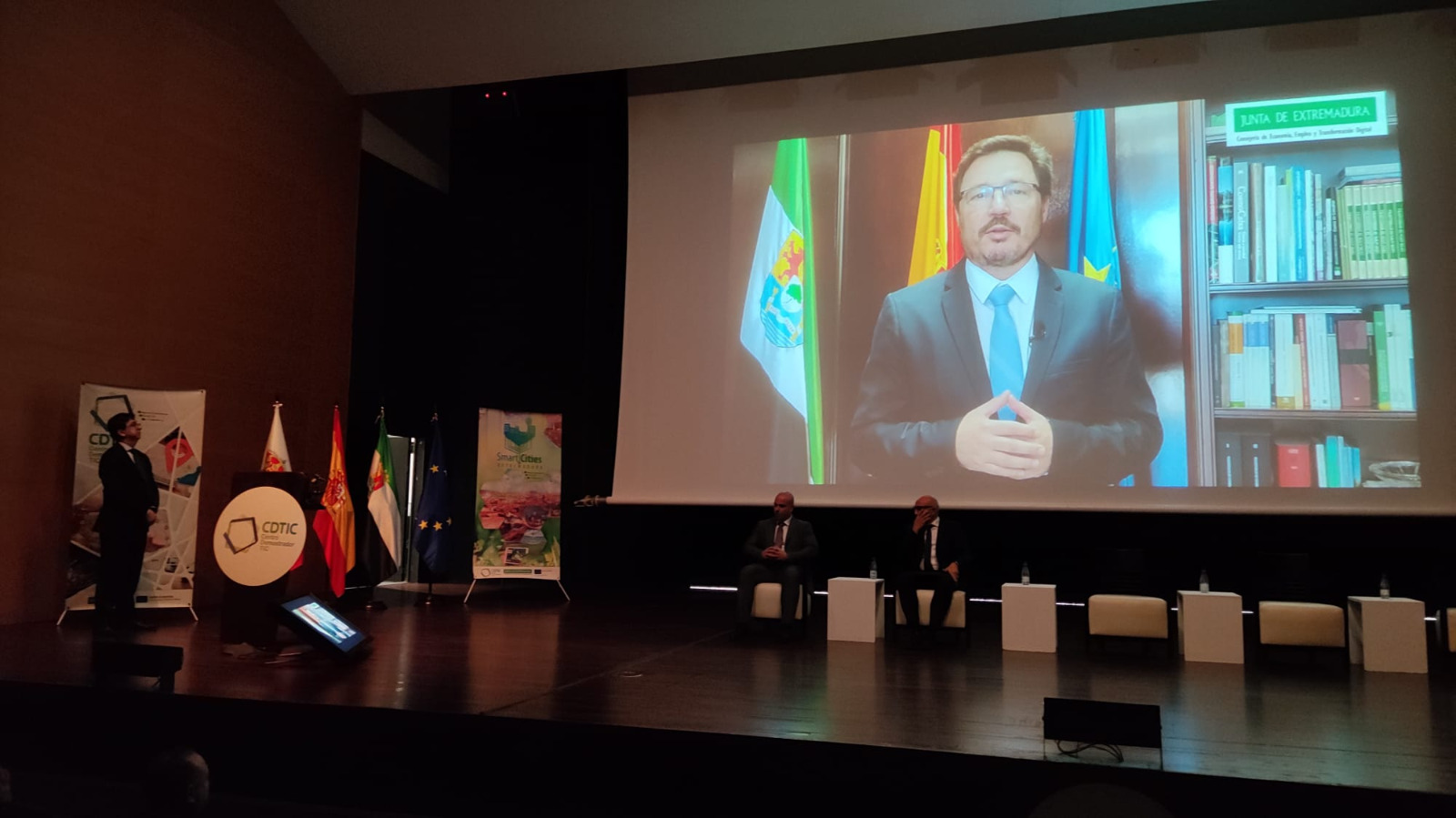 Imagen del artículo El consejero de Economía destaca el carácter estratégico de la transformación digital para Extremadura en la inauguración del IX Foro Small Smart Cities