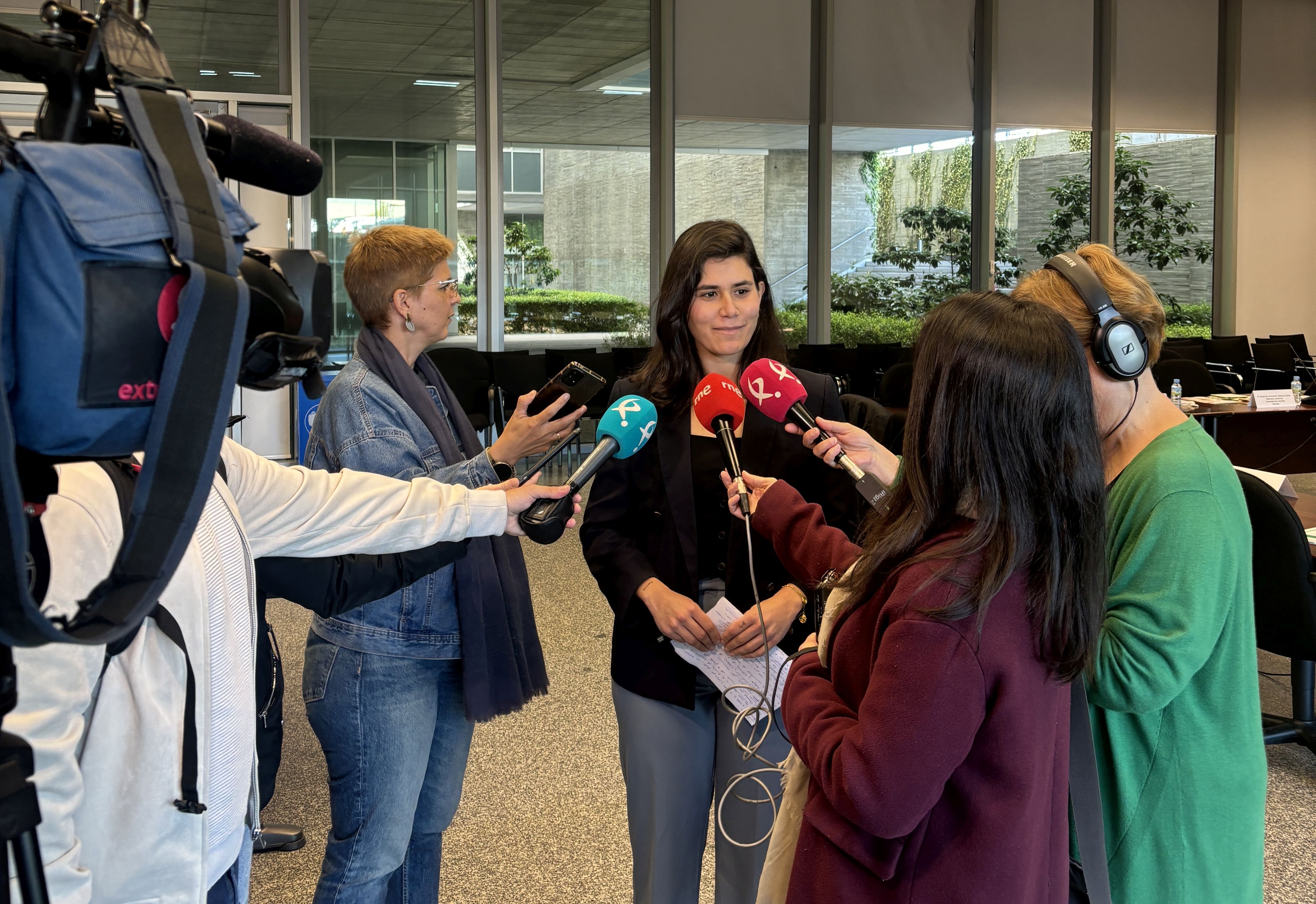 Foto de la directora general del IJEX atendiendo a los medios