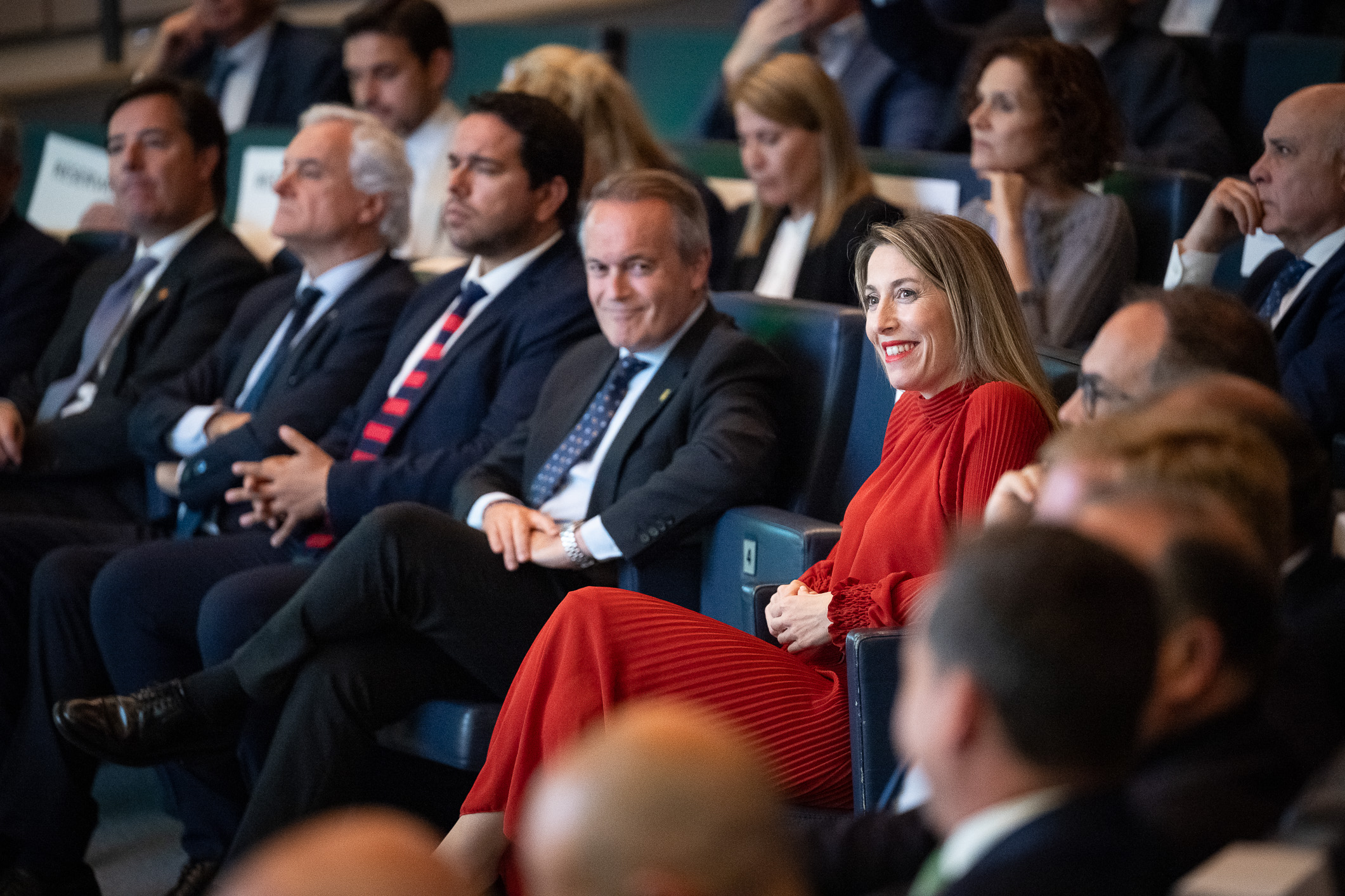 La presidenta de la Junta, María Guardiola, entre el público.