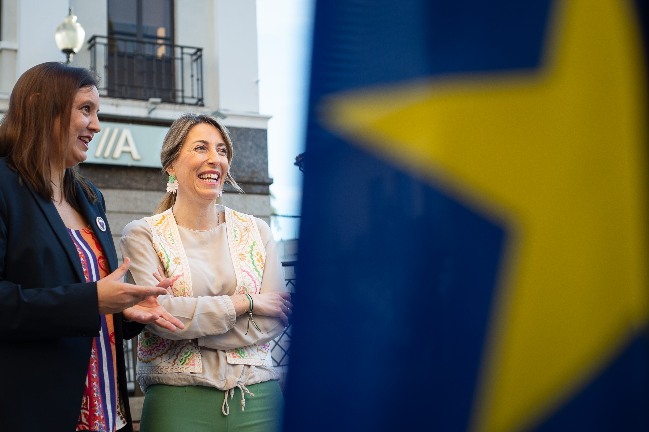 Presidenta con directora instituto.