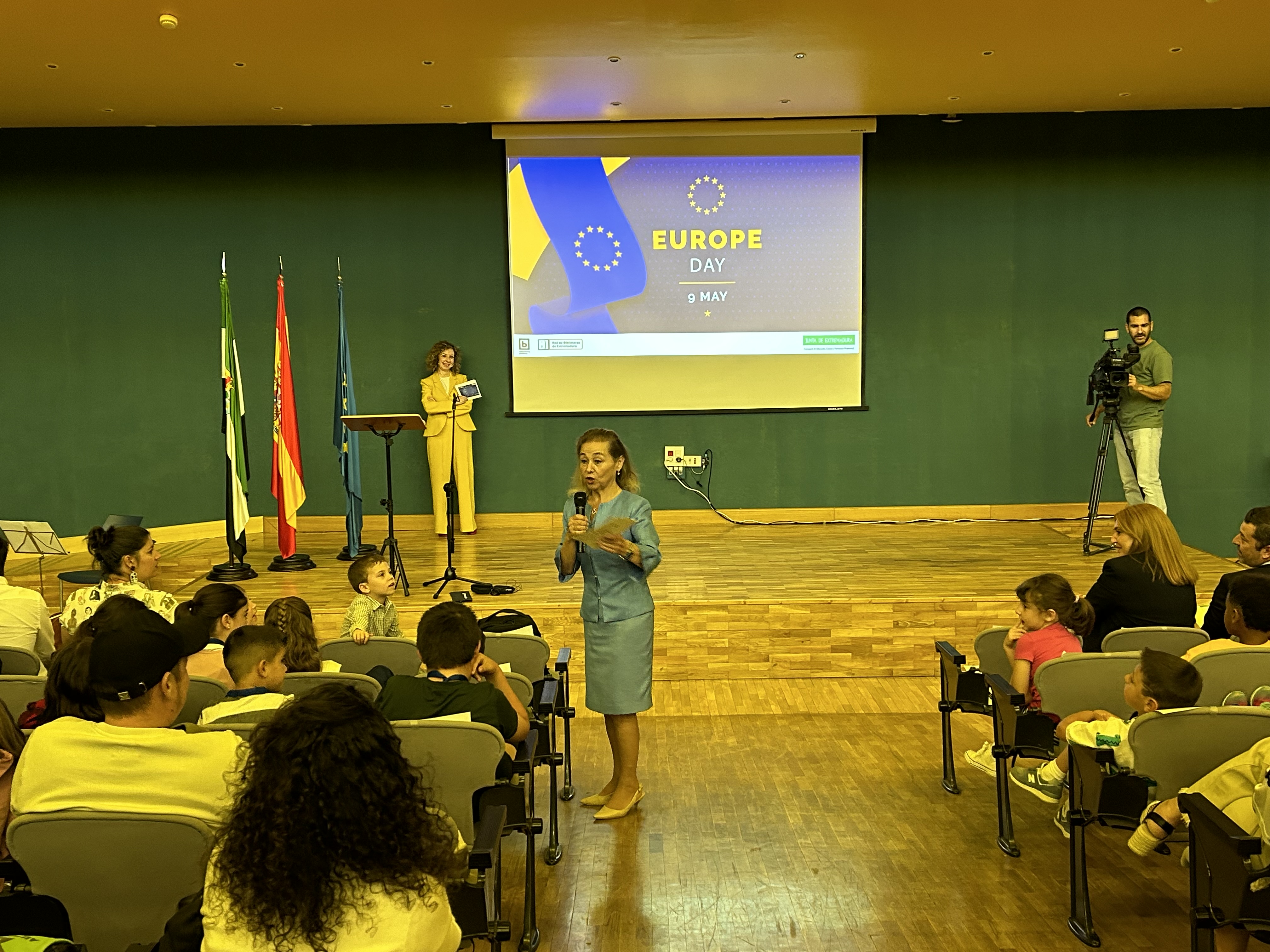 Image 2 of article La Consejería de Educación celebra el Día de Europa con 200 de alumnos y 23 profesores de diez centros e instituciones educativas de toda Extremadura