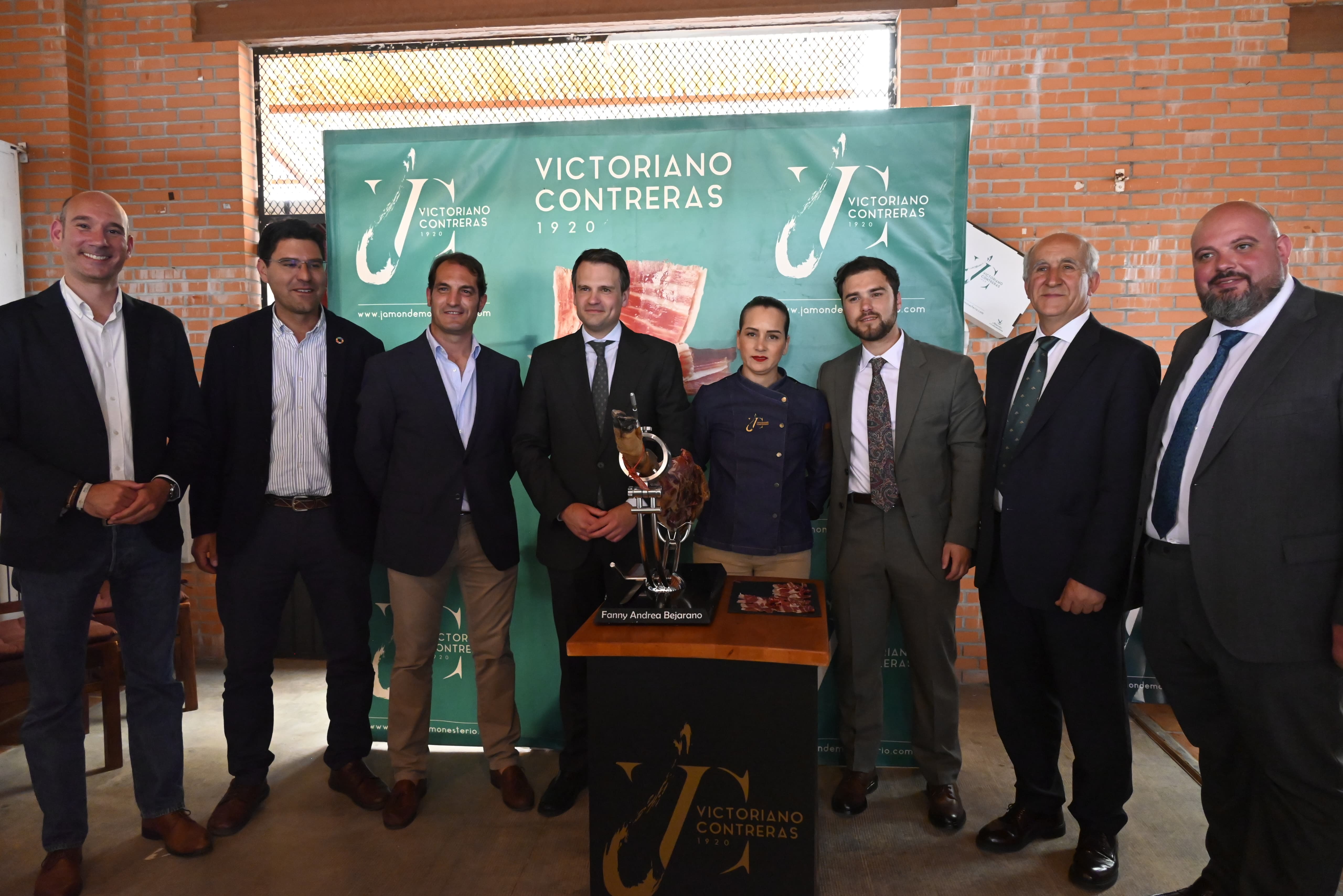 Foto familia asistentes acto inauguración salón del Jamón