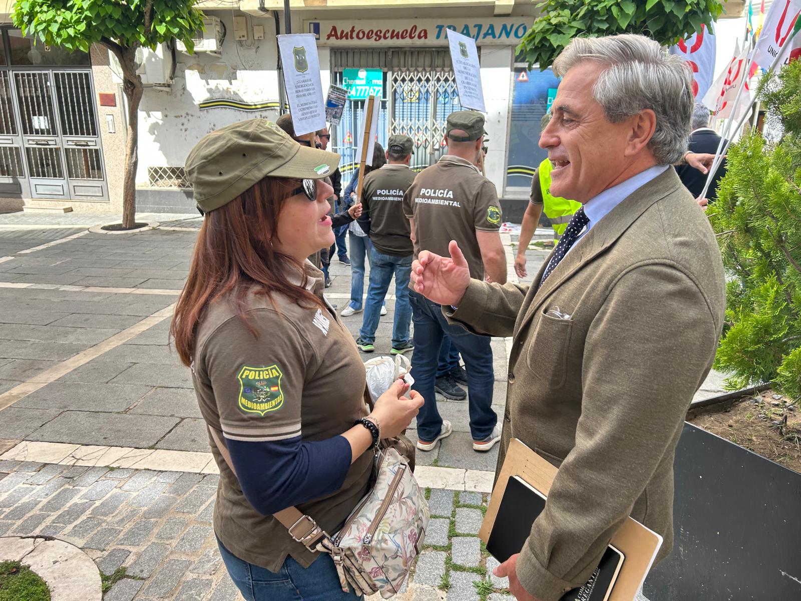 Foto del consejero de Gestión Forestal y Mundo Rural hablando con un agente del medio natural