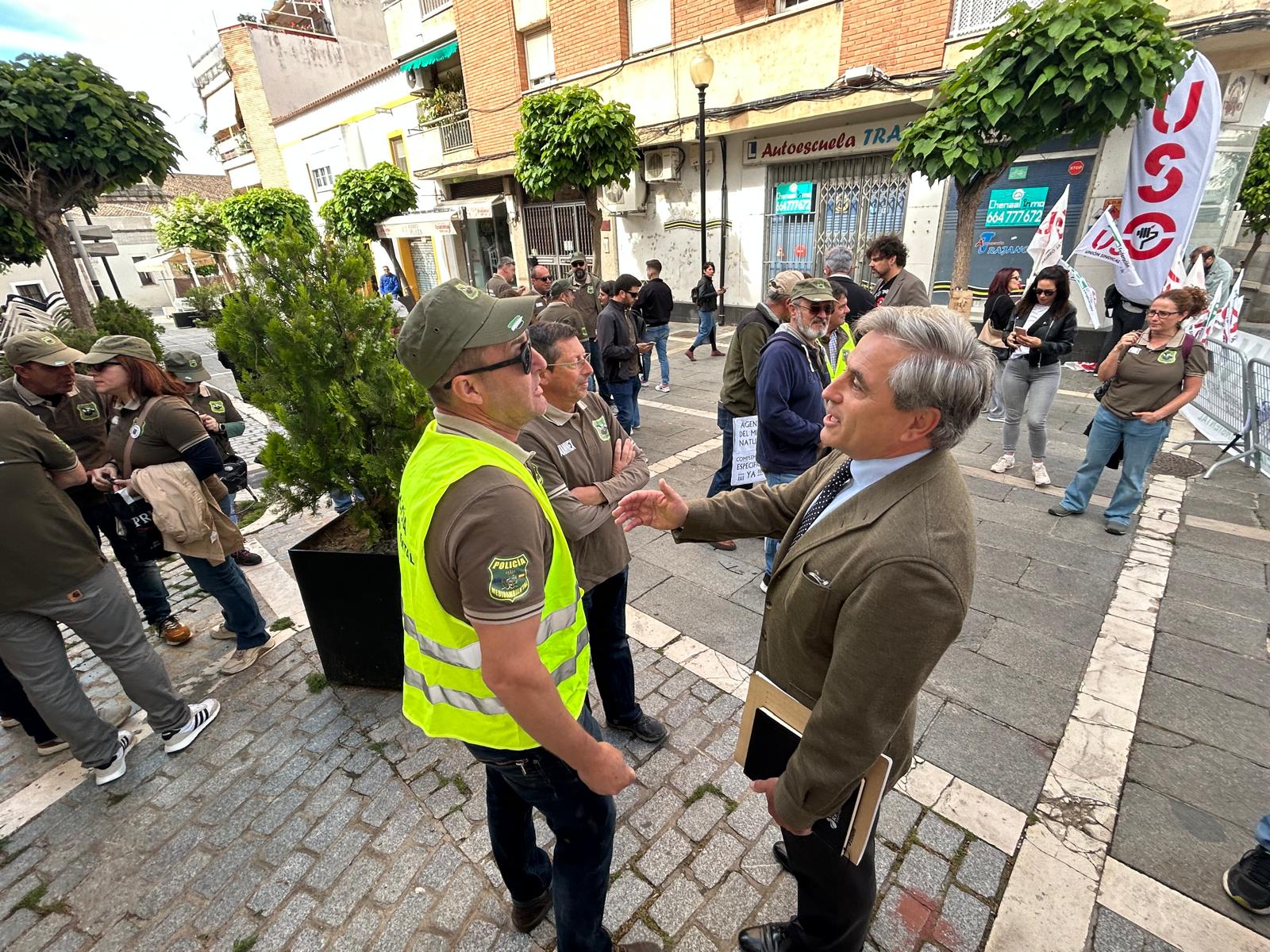 Foto del consejero de Gestión Forestal y Mundo Rural hablando con un agente del medio natural