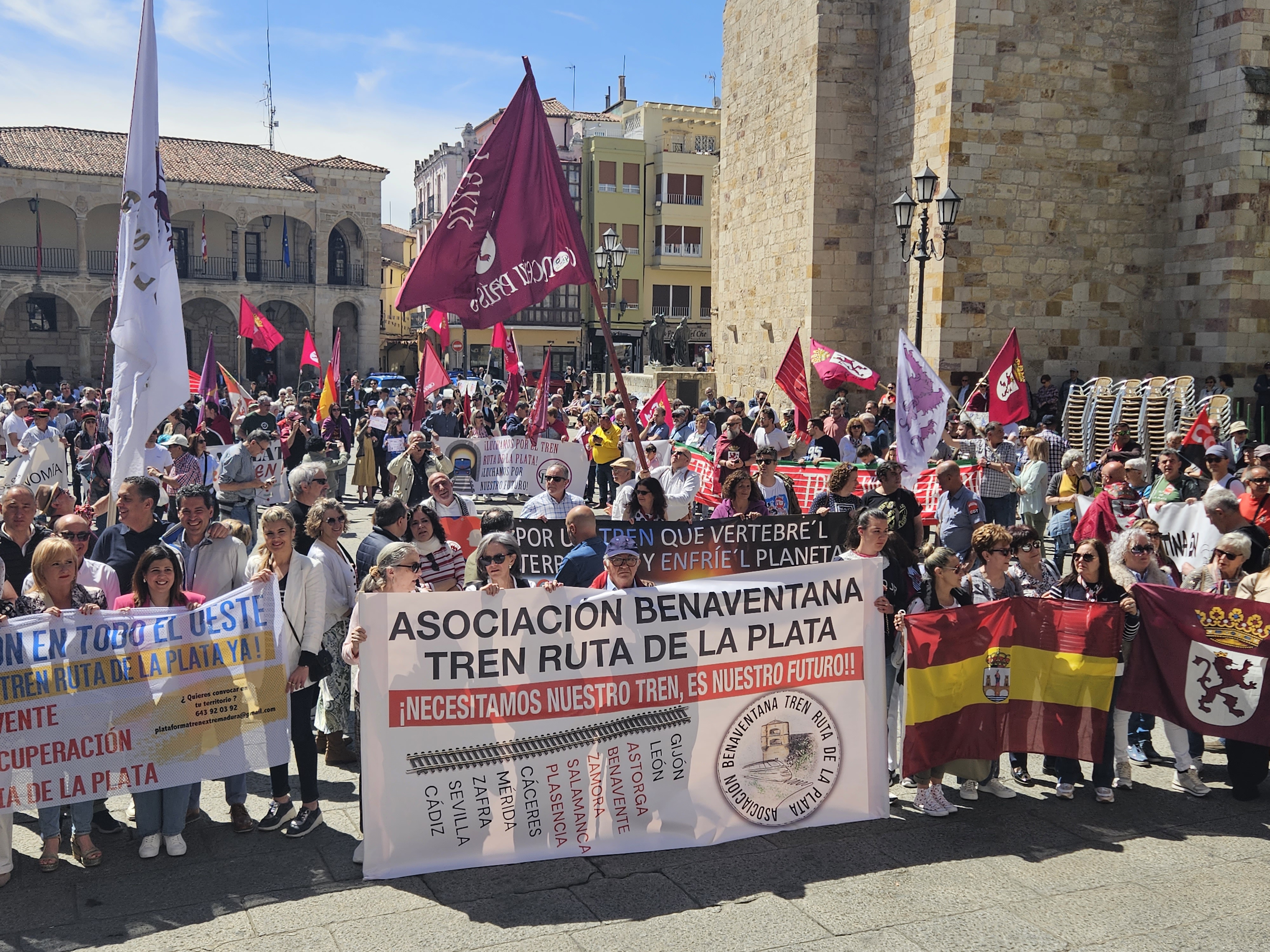 Image 2 of article El consejero Manuel Martín destaca en Zamora el apoyo del Gobierno extremeño al tren Ruta de la Plata para saldar una deuda histórica