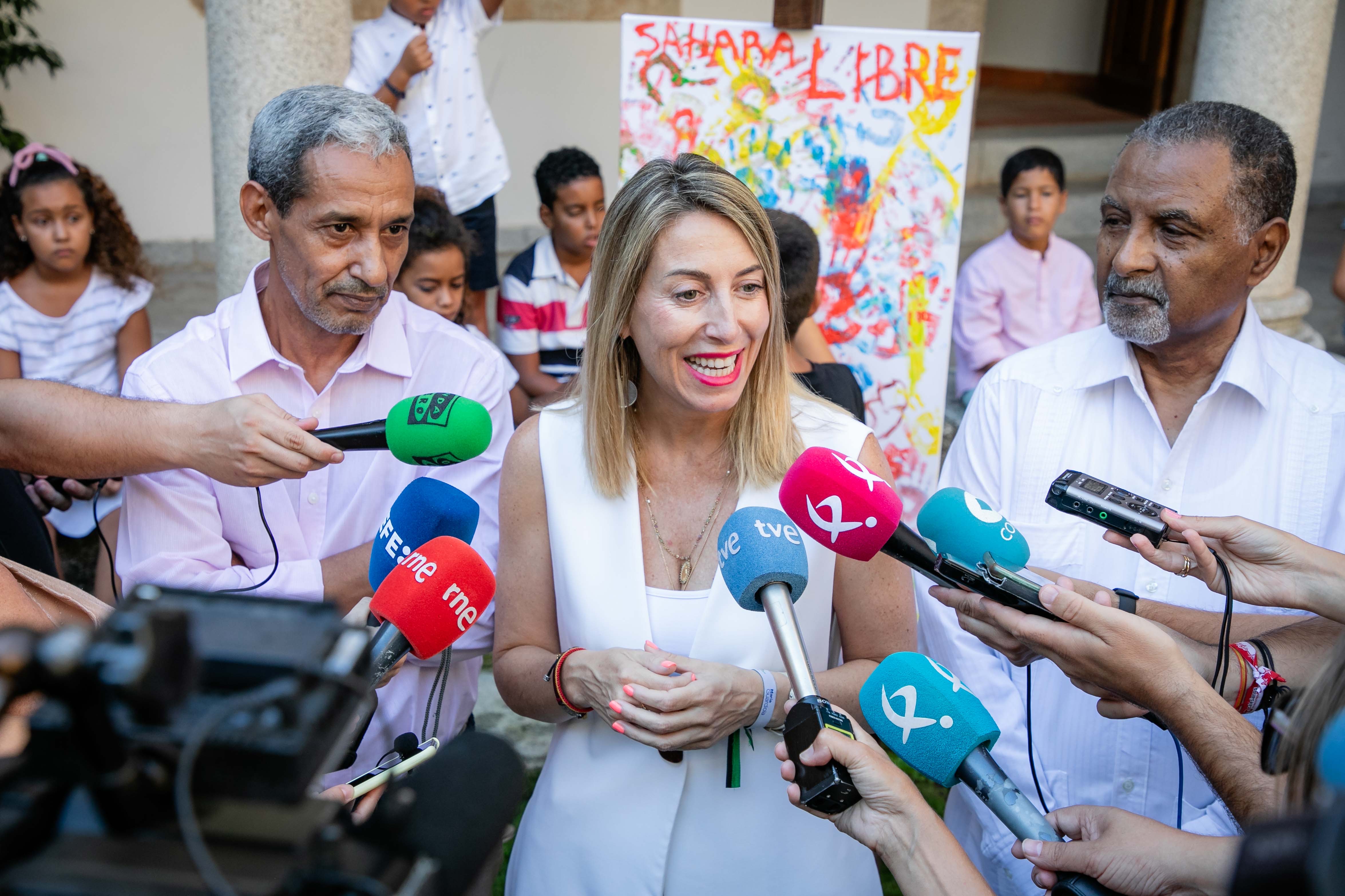 Foto de la presidenta de la Junta de Extremadura atendiendo a los medios de comunicación