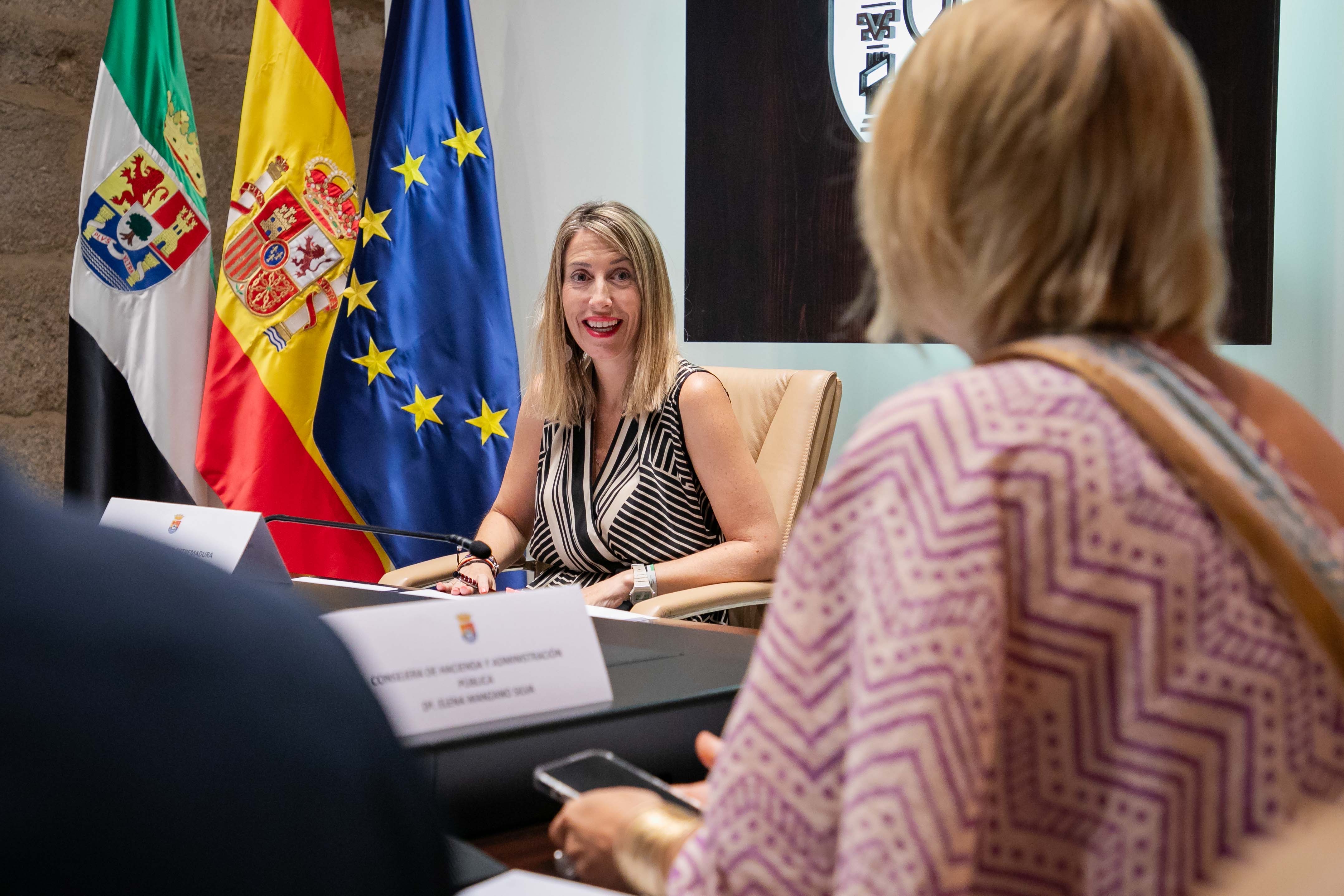 Foto de la presidenta de la Junta de Extremadura durante la reunión del Consejo de Gobierno