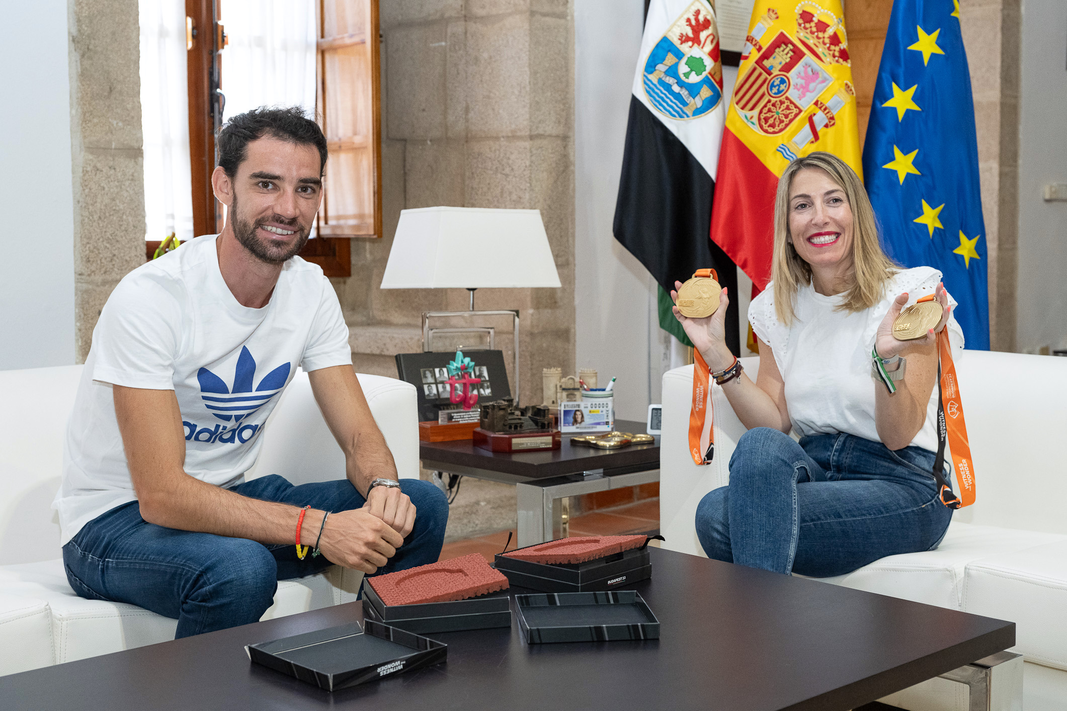 María Guardiola muestra las medallas conseguidas por el atleta extremeño 