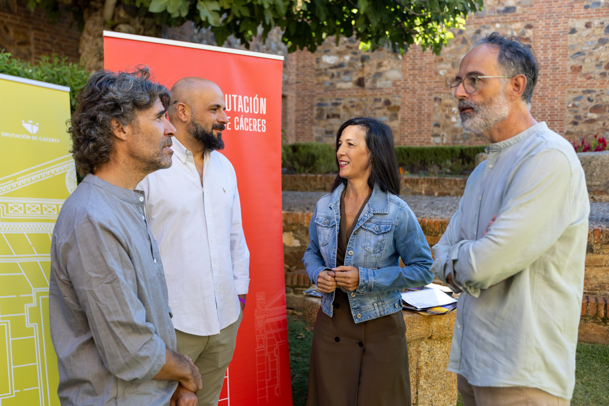 Foto del secretario general de Cultura y otras autoridades durante la presentación del festival