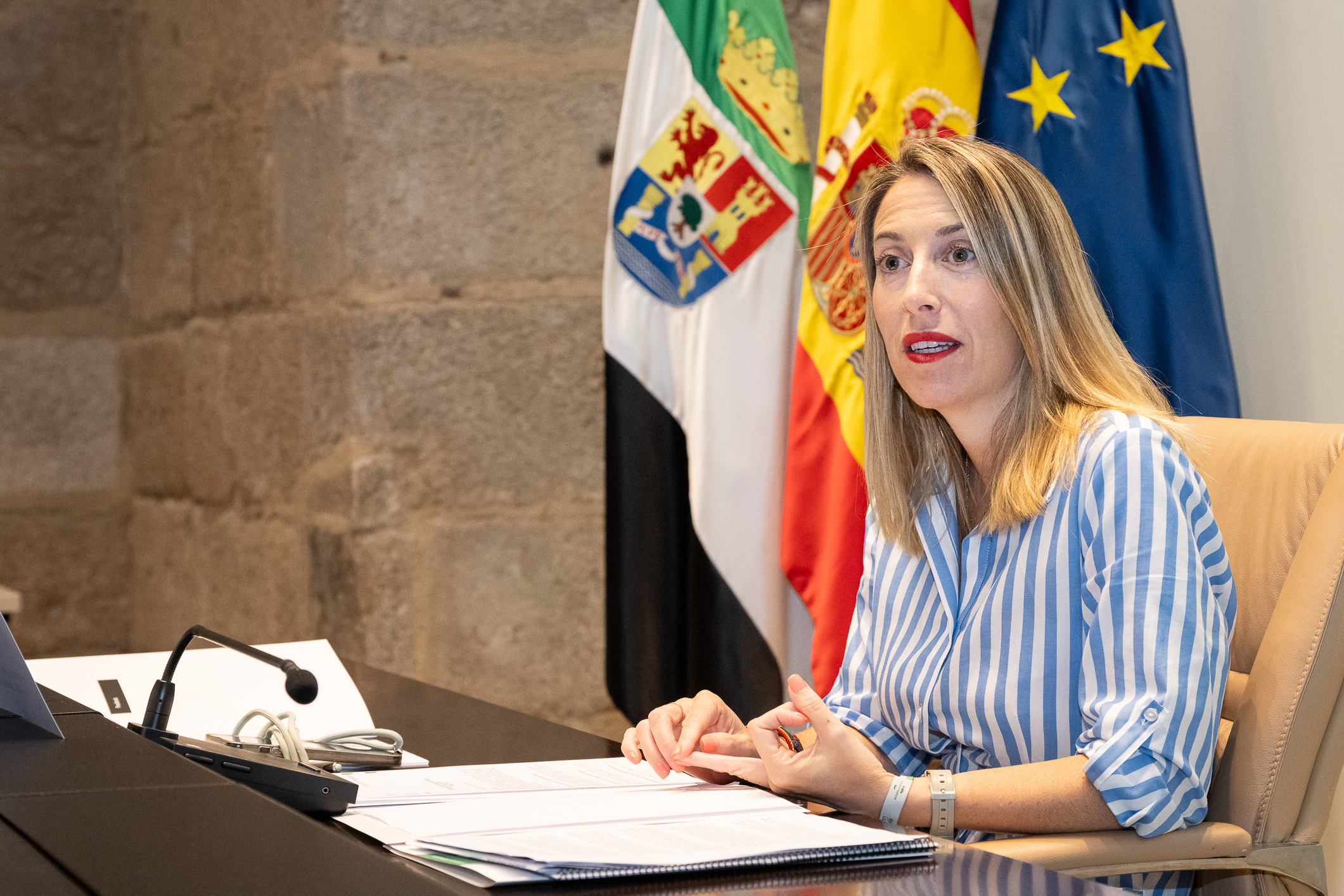 Foto de la presidenta de la Junta de Extremadura durante la reunión del Consejo de Gobierno 