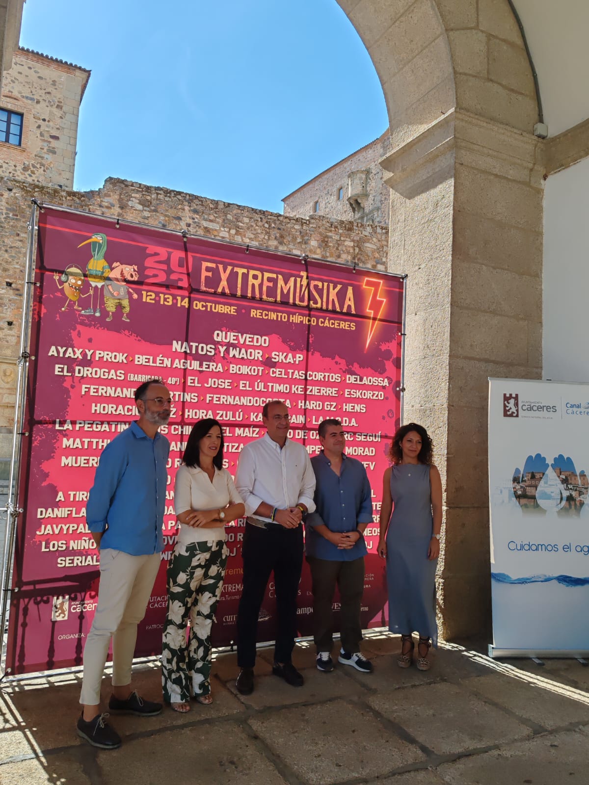 Foto del secretario general de Cultura junto a otras autoridades durante la presentación del festival 