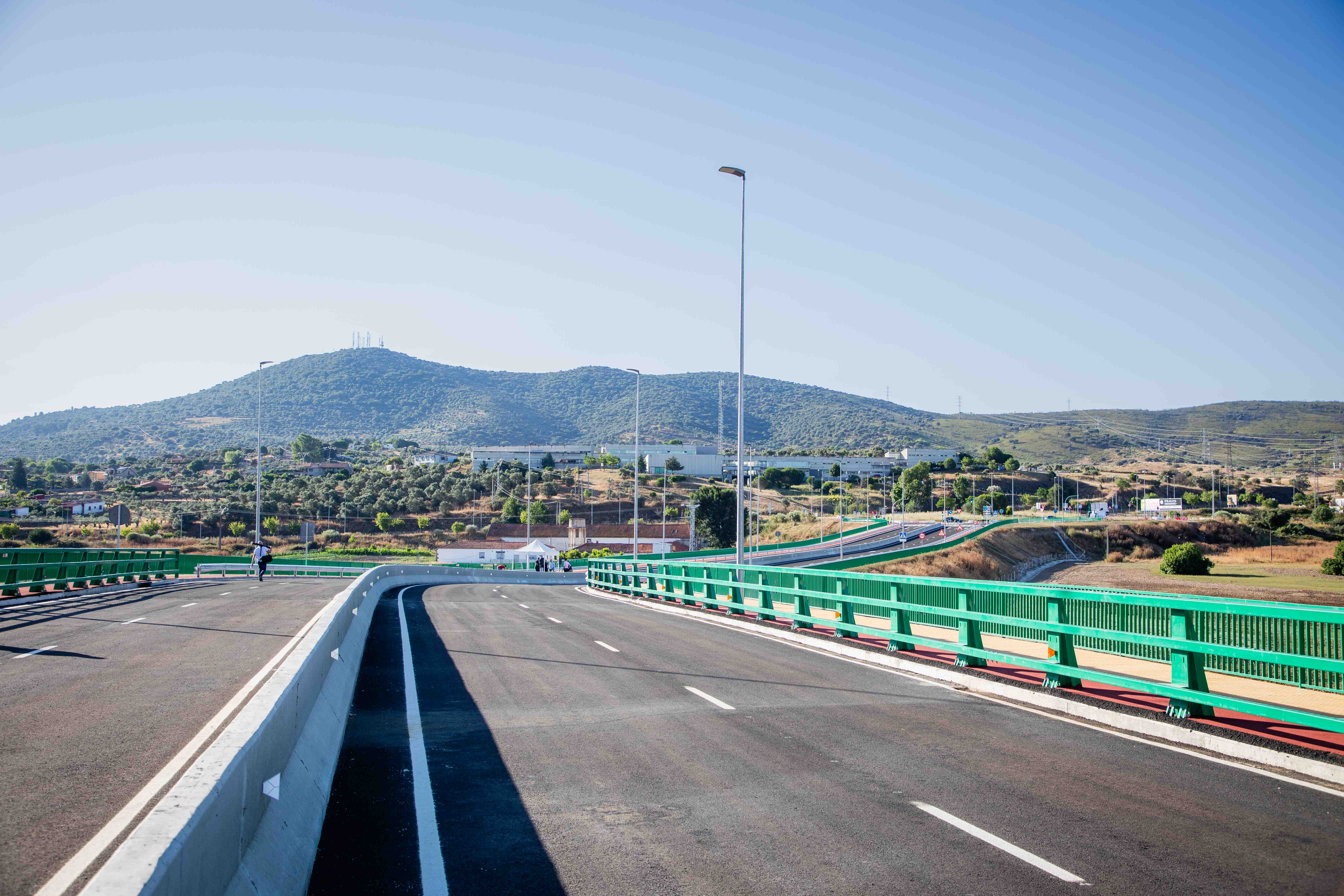 Imagen del artículo María Guardiola inaugura un nuevo vial que descongestionará el centro de Plasencia y anuncia que las obras de la avenida Martín Palomino comenzarán cuanto antes