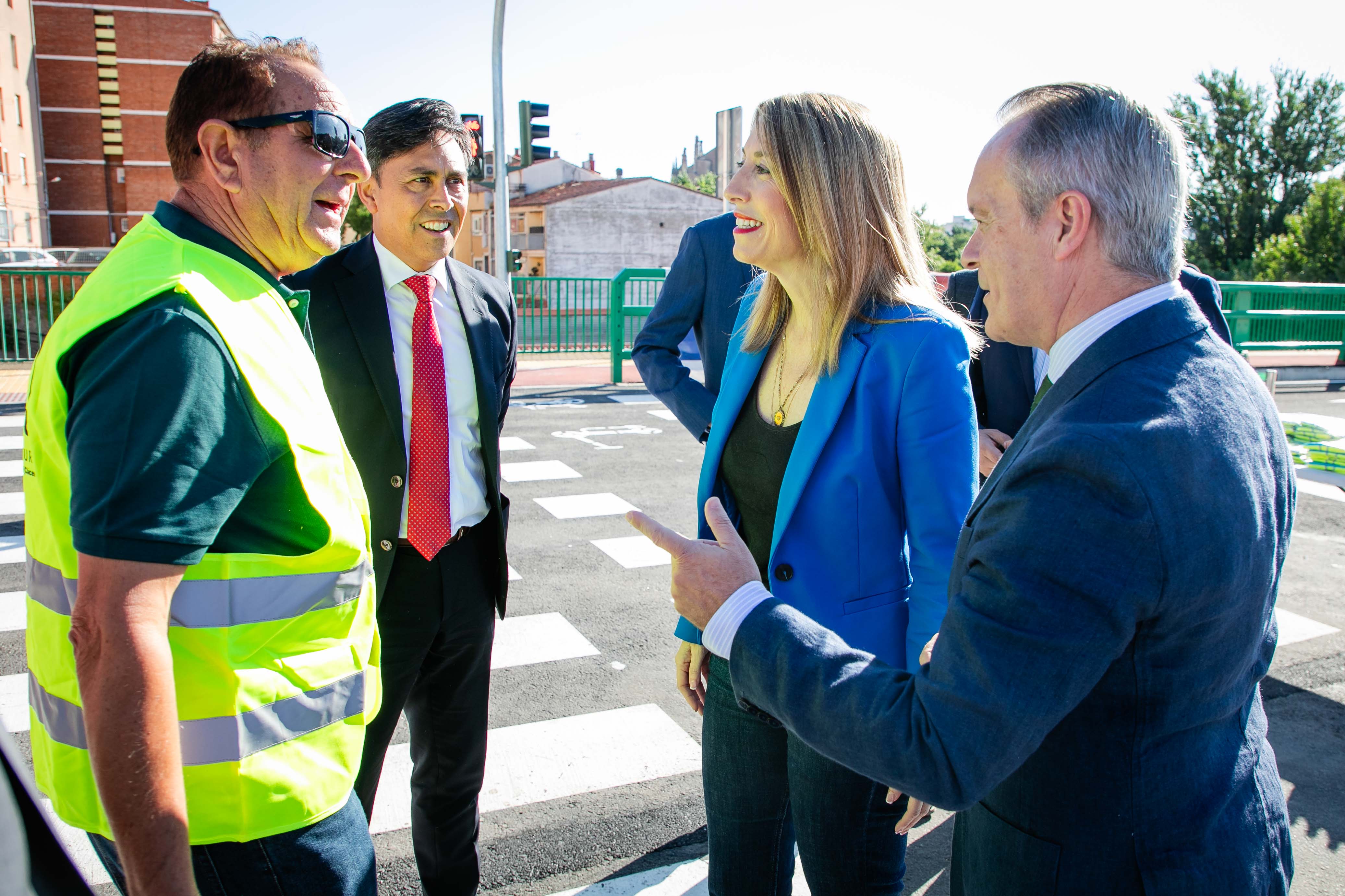 Image 2 of article María Guardiola inaugura un nuevo vial que descongestionará el centro de Plasencia y anuncia que las obras de la avenida Martín Palomino comenzarán cuanto antes