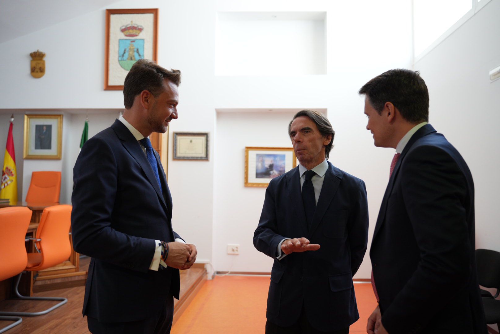 Bautista en acto de izado de bandera en Jaraíz de la Vera con el expresidente del gobierno José María Aznar 
