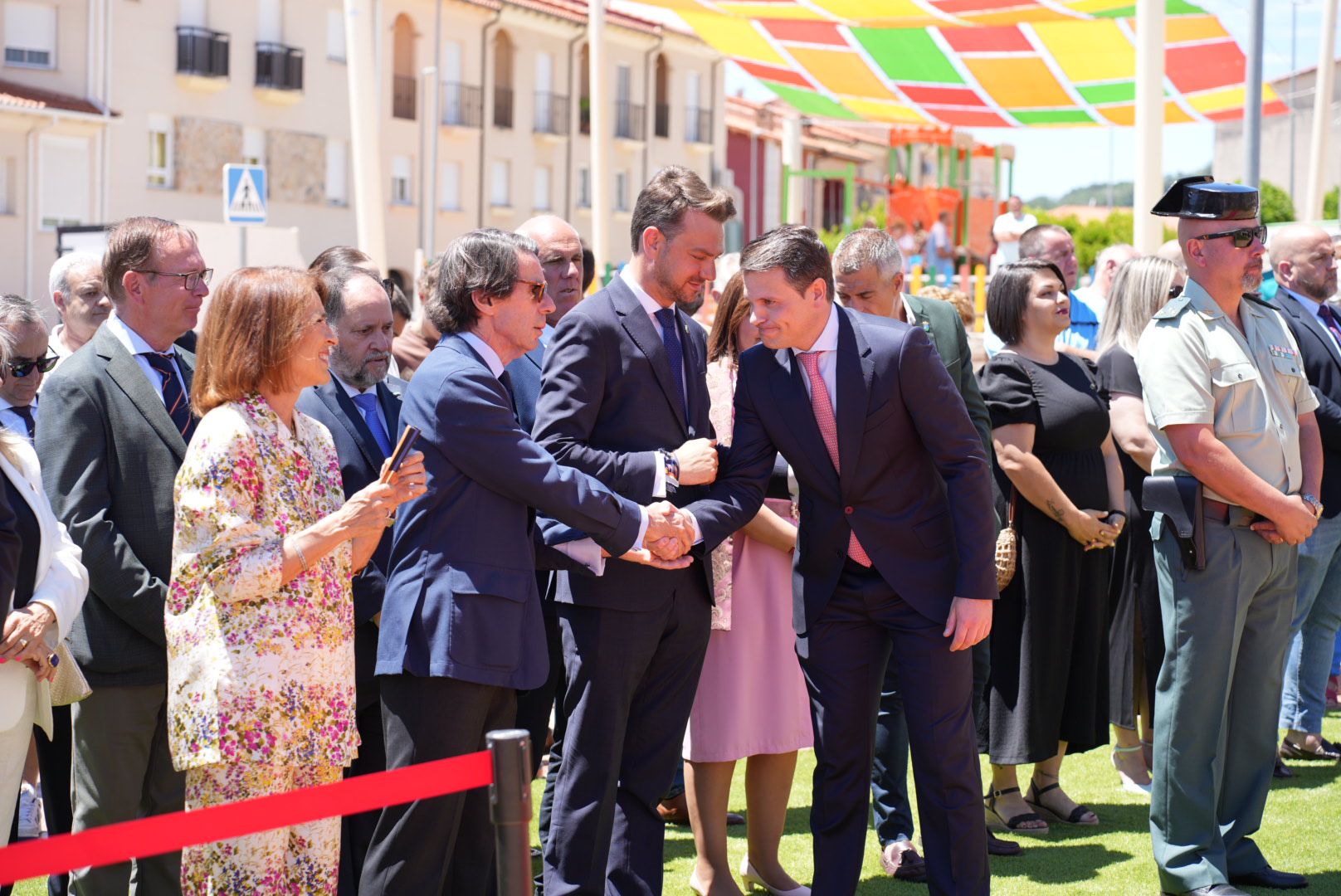 Bautista en acto de izado de bandera en Jaraíz de la Vera con el expresidente del gobierno José María Aznar 