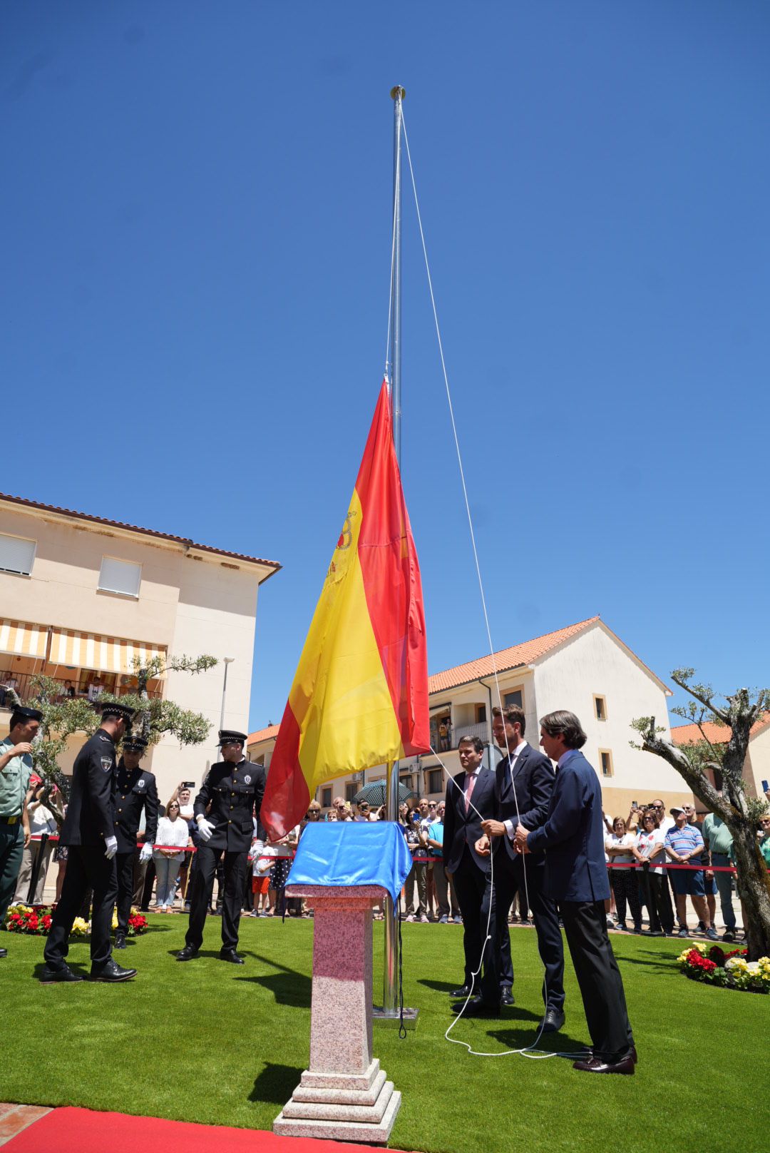 Bautista en acto de izado de bandera en Jaraíz de la Vera con el expresidente del gobierno José María Aznar 