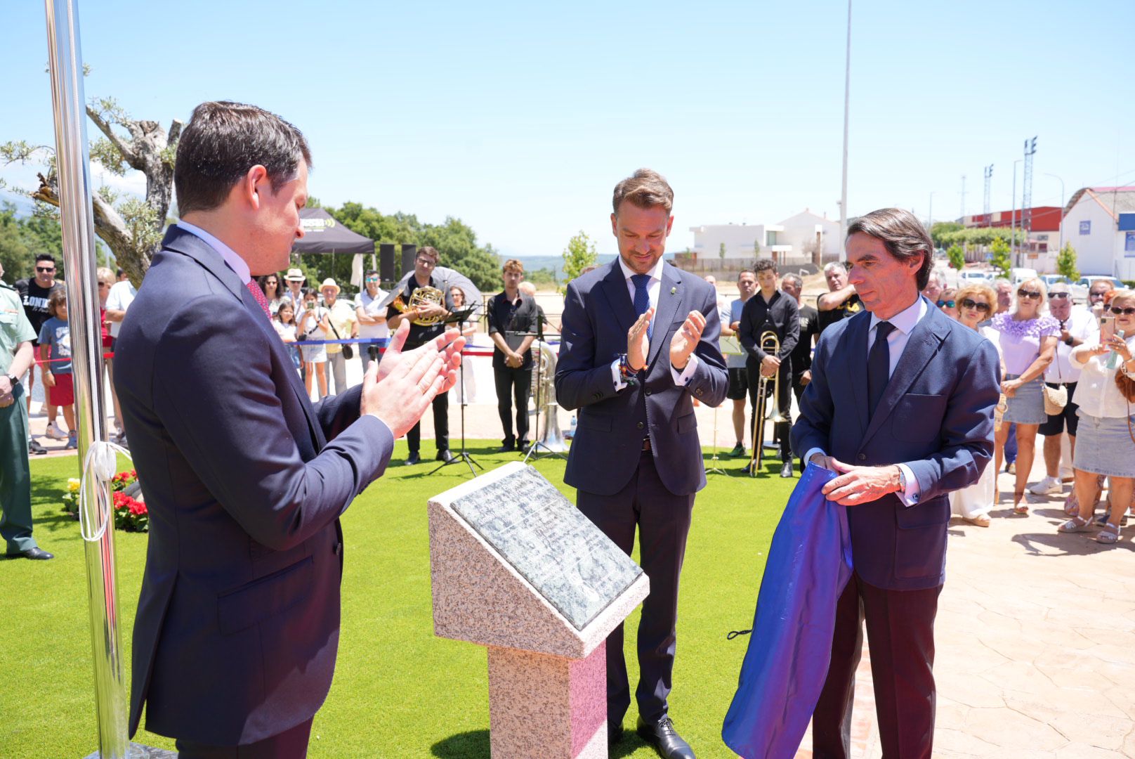 Bautista en acto de izado de bandera en Jaraíz de la Vera con el expresidente del gobierno José María Aznar 