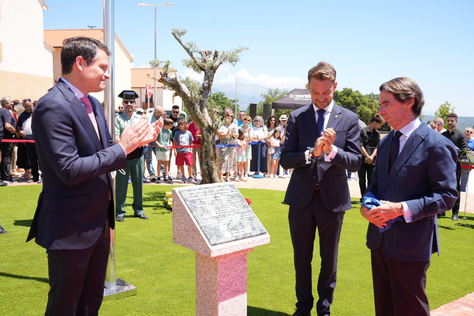 Bautista en acto de izado de bandera en Jaraíz de la Vera con el expresidente del gobierno José María Aznar 