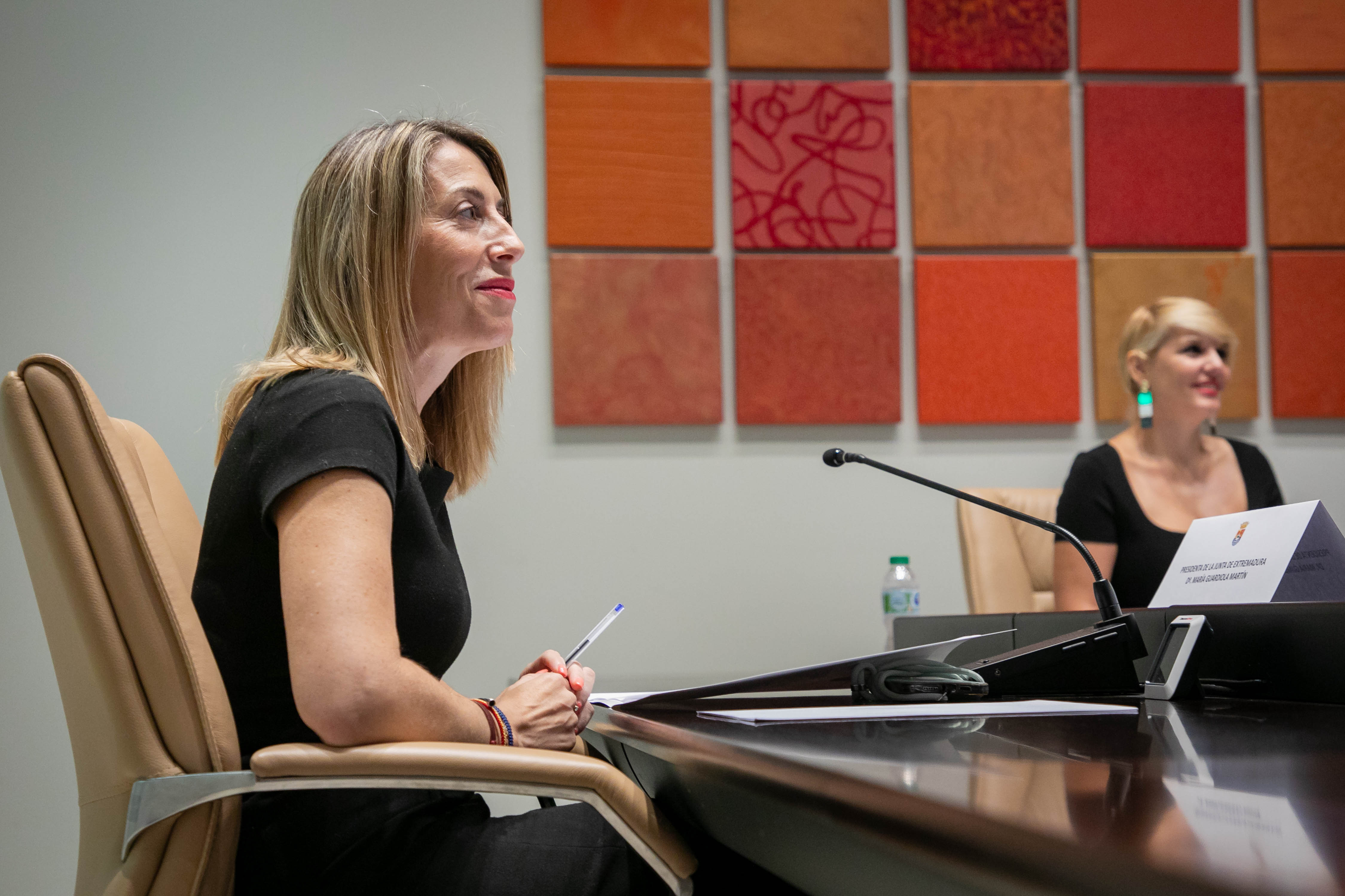 María Guardiola preside la reunión del Consejo de Gobierno