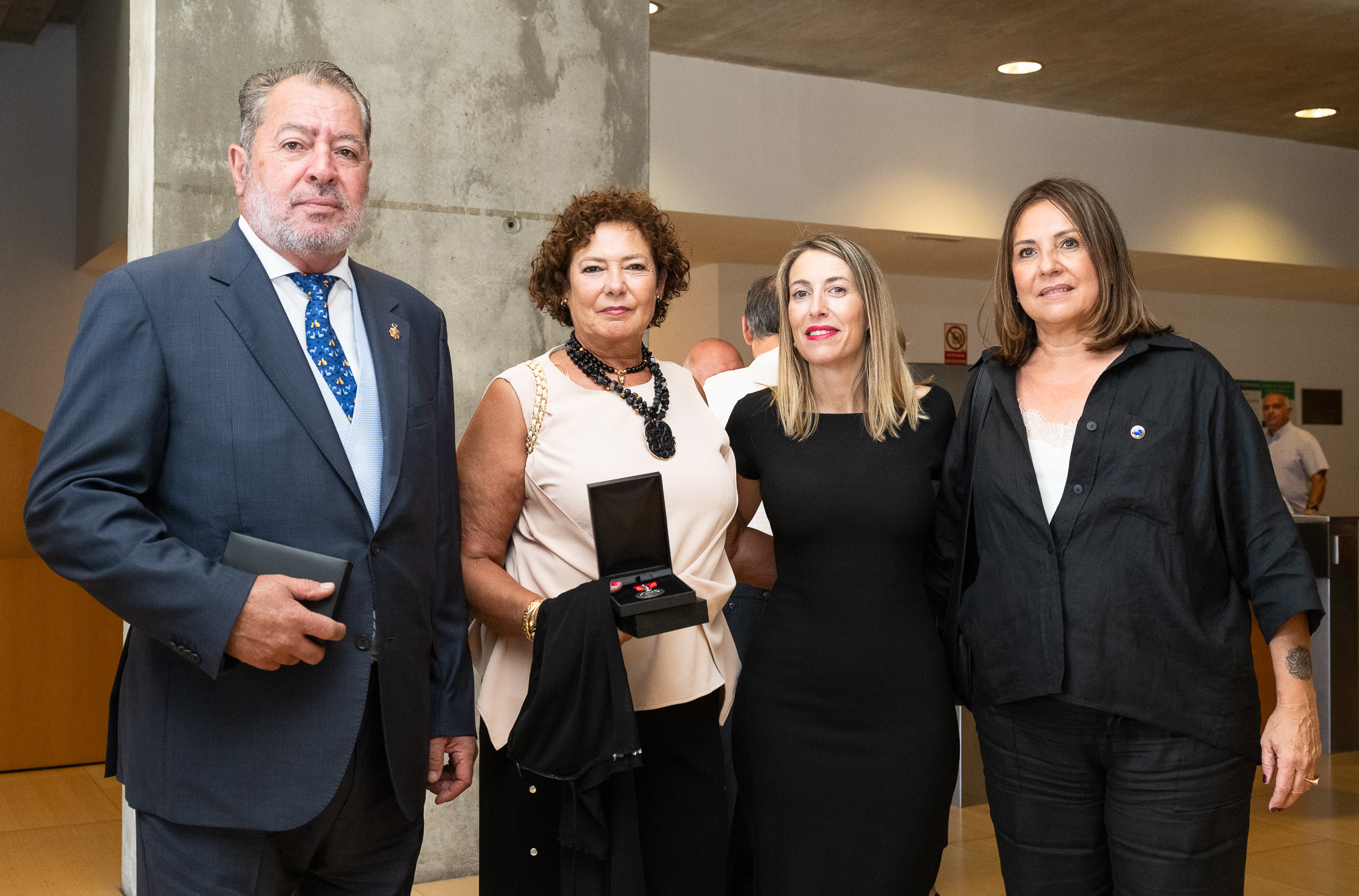 Foto presidenta de la Junta junto a homenajeados