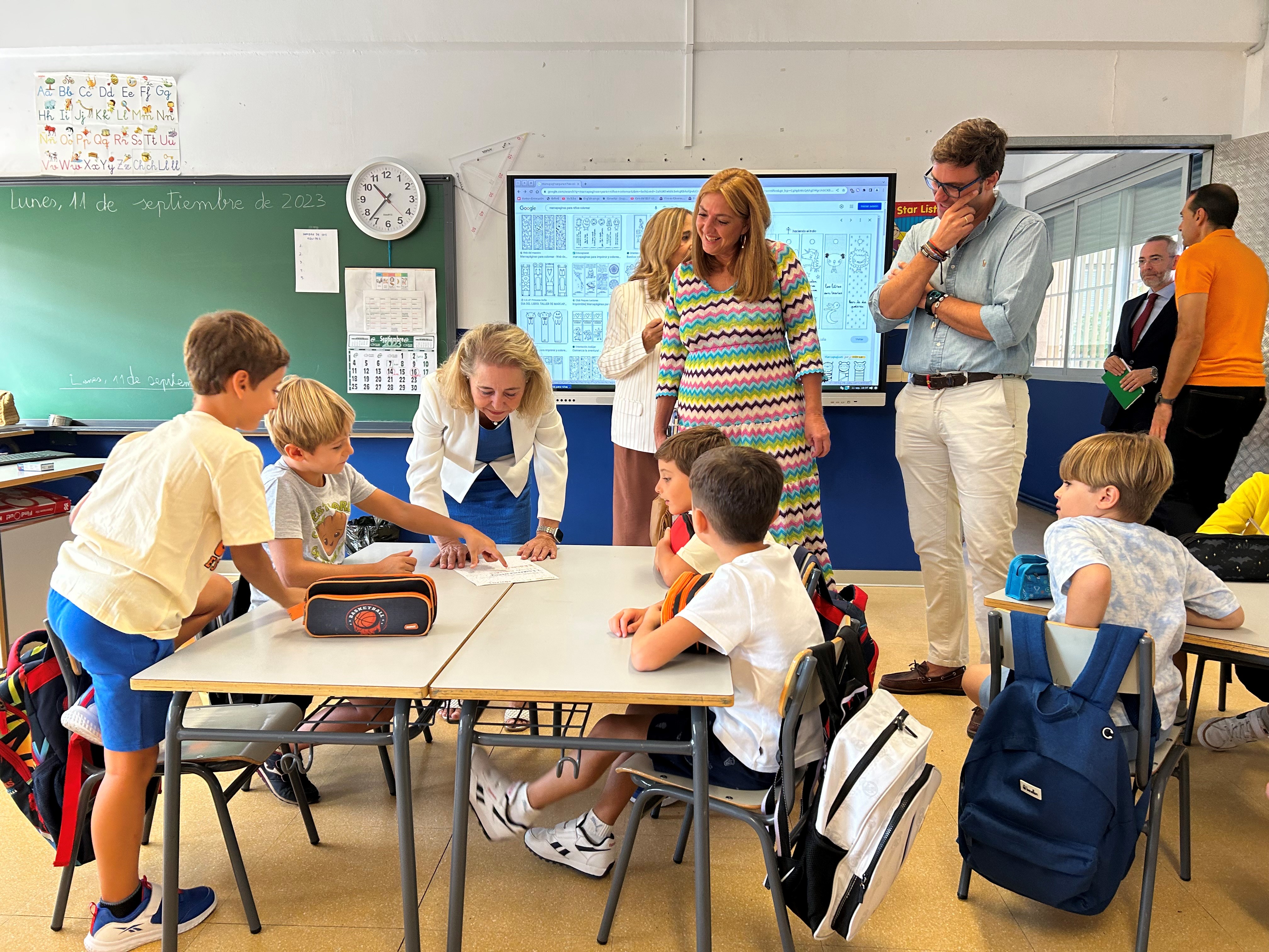 Foto de la consejera de Educación y otras autoridades durante la visita