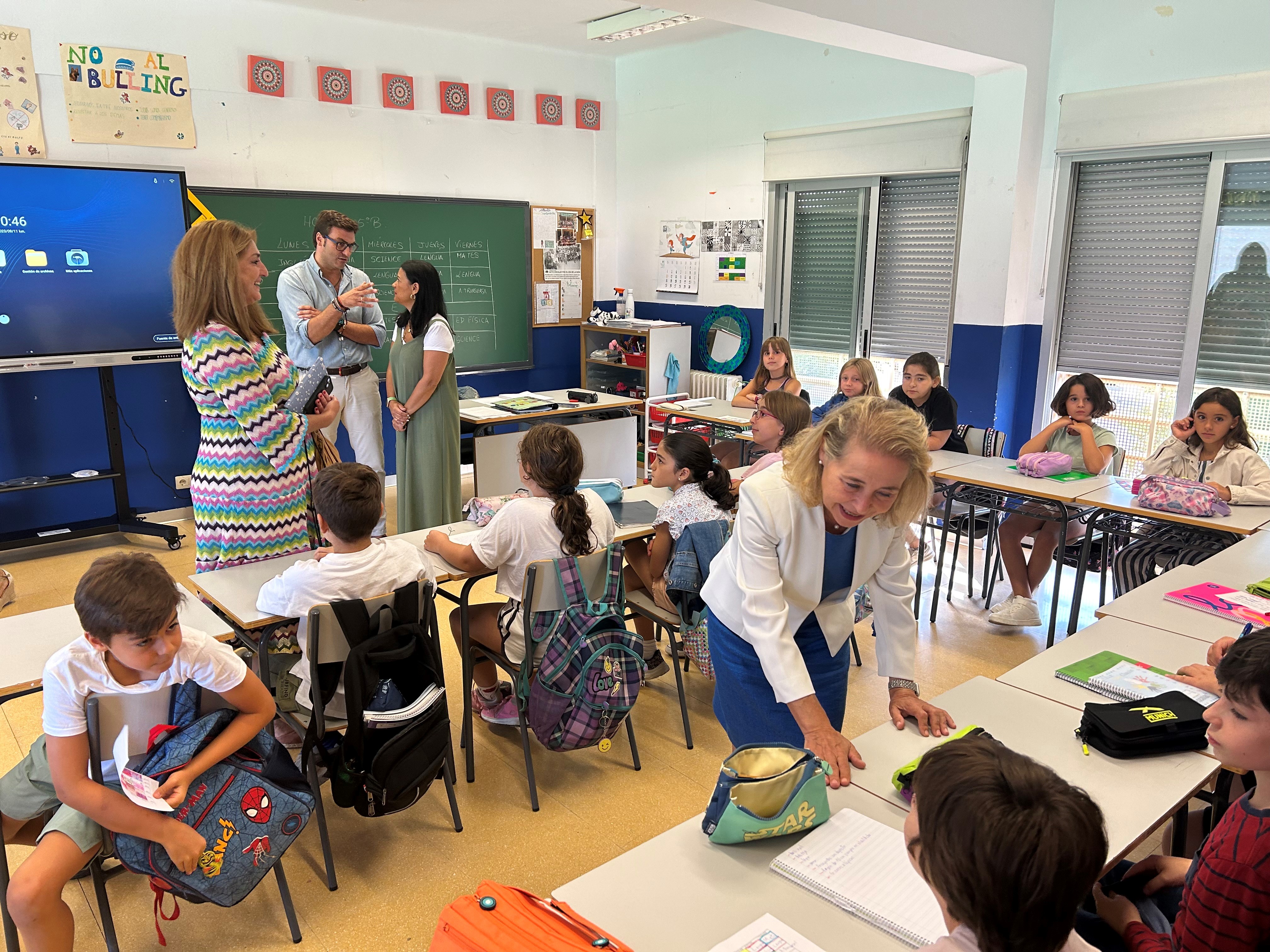 Foto de la consejera de Educación y otras autoridades durante la visita