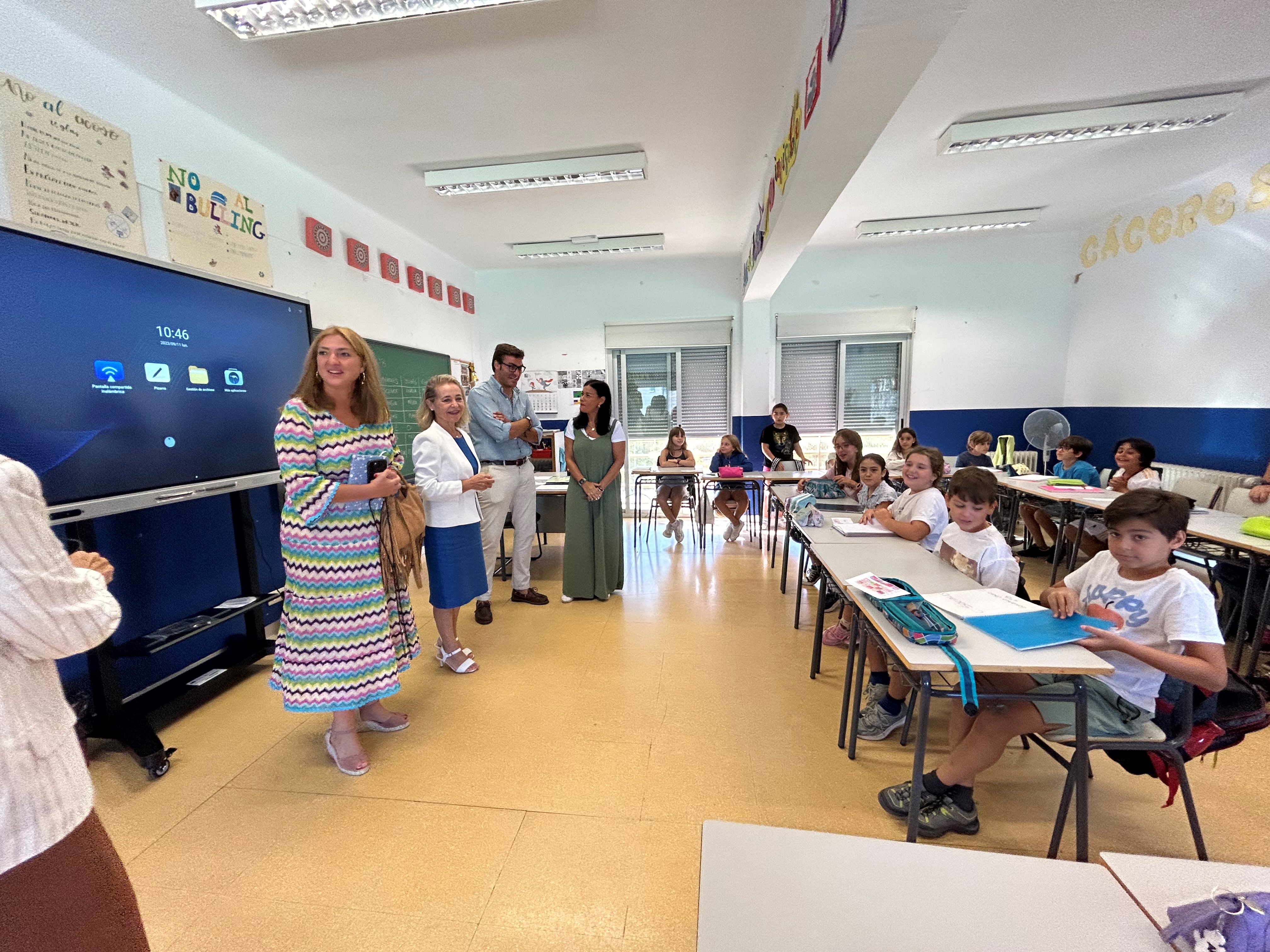 Foto de la consejera de Educación y otras autoridades durante la visita