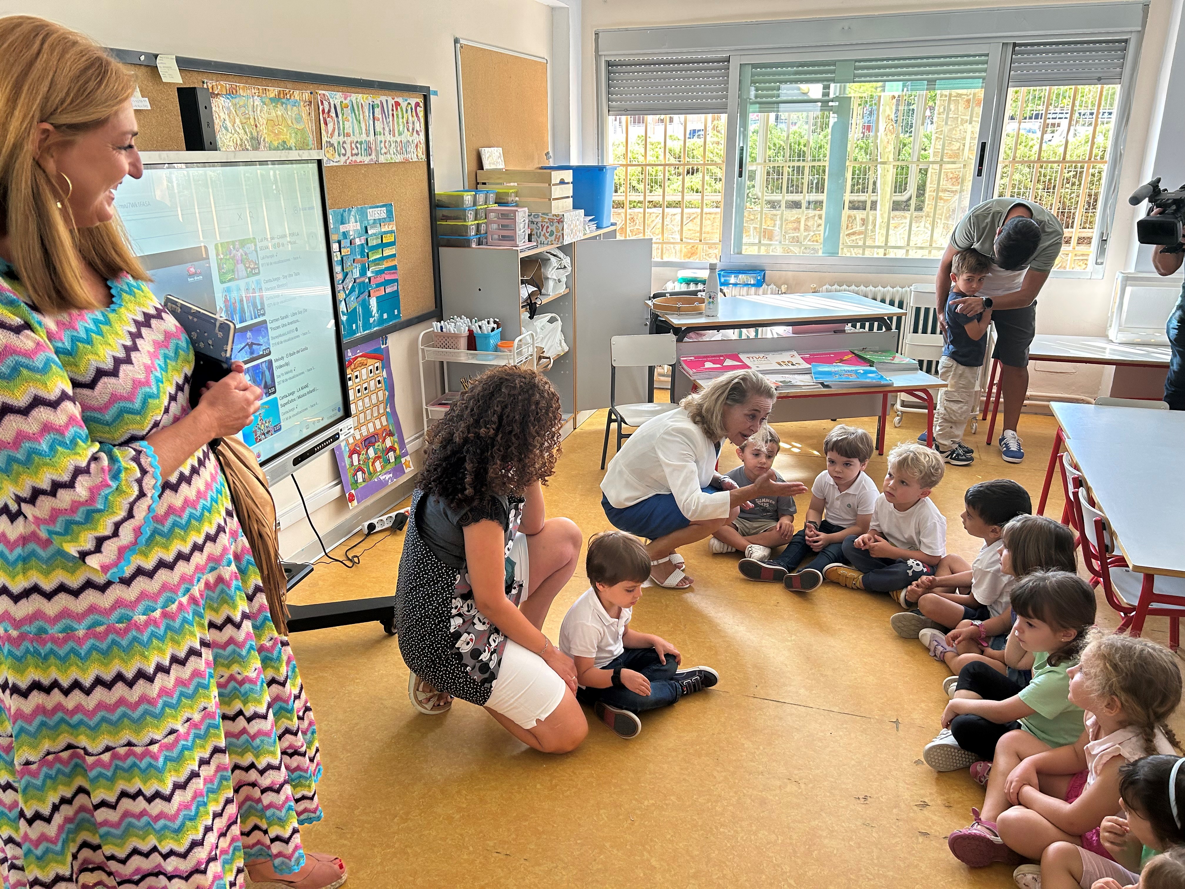 Foto de la consejera de Educación durante la visita