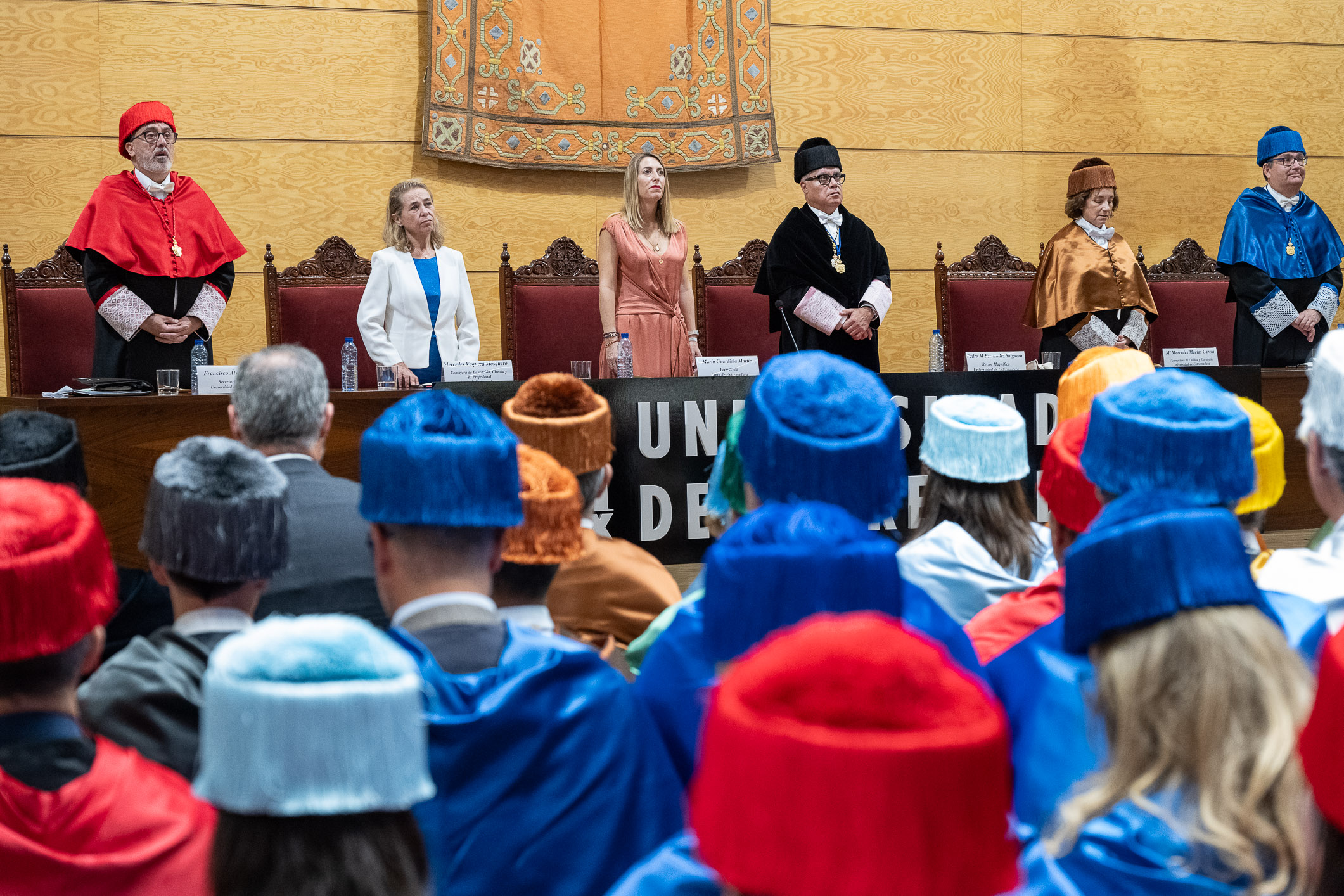 Foto de la presidenta de la Junta y otras autoridades de la UEX durante el acto