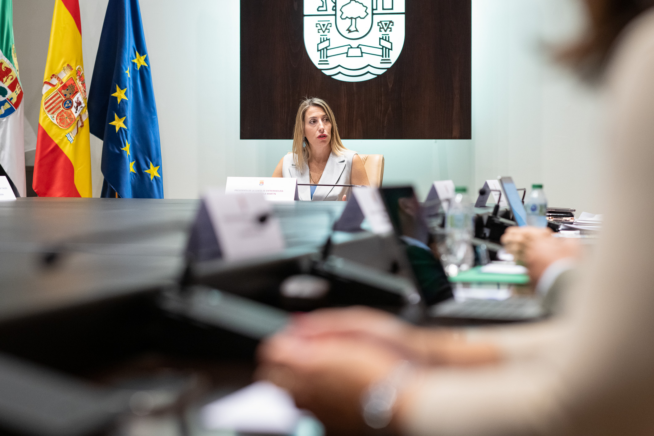 Foto de la presidenta de la Junta de Extremadura durante la reunión del Consejo de Gobierno