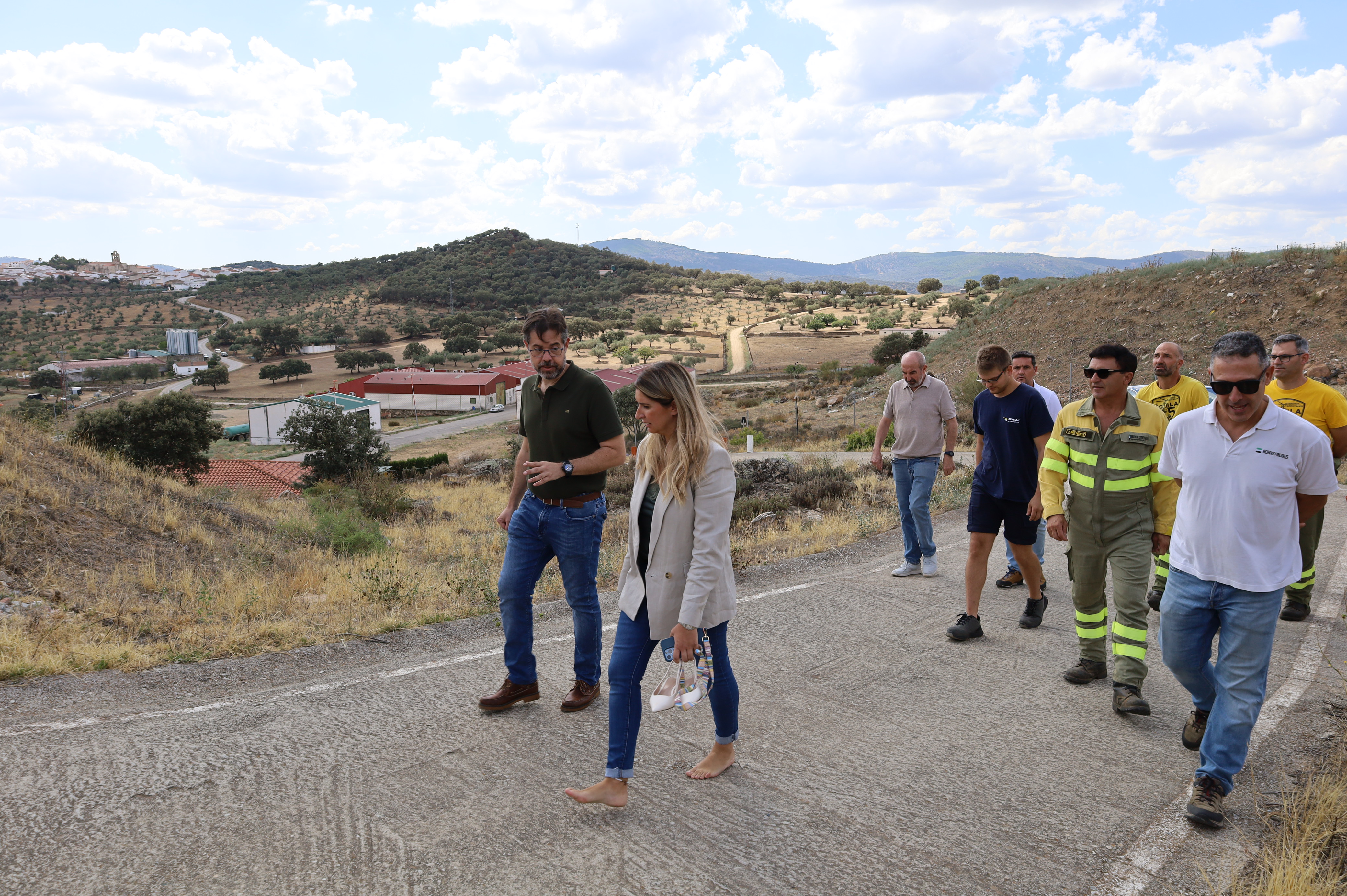 consejera descalza subiendo a helipista