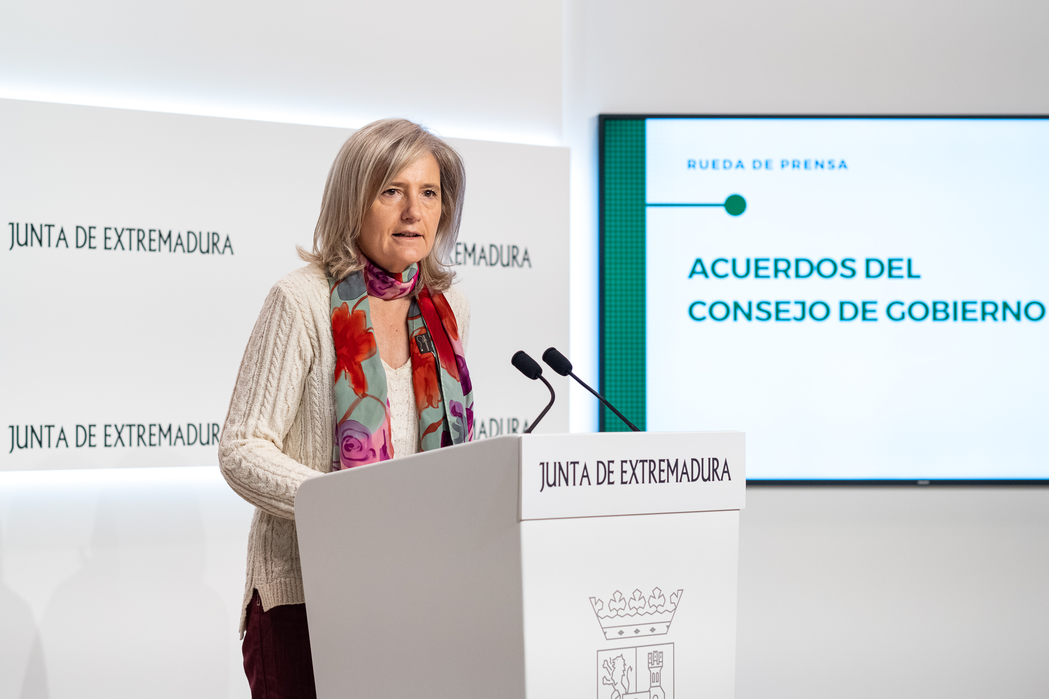 Foto de la portavoz de la Junta de Extremadura durante la rueda de prensa para informar de los asuntos tratados por el Consejo de Gobierno
