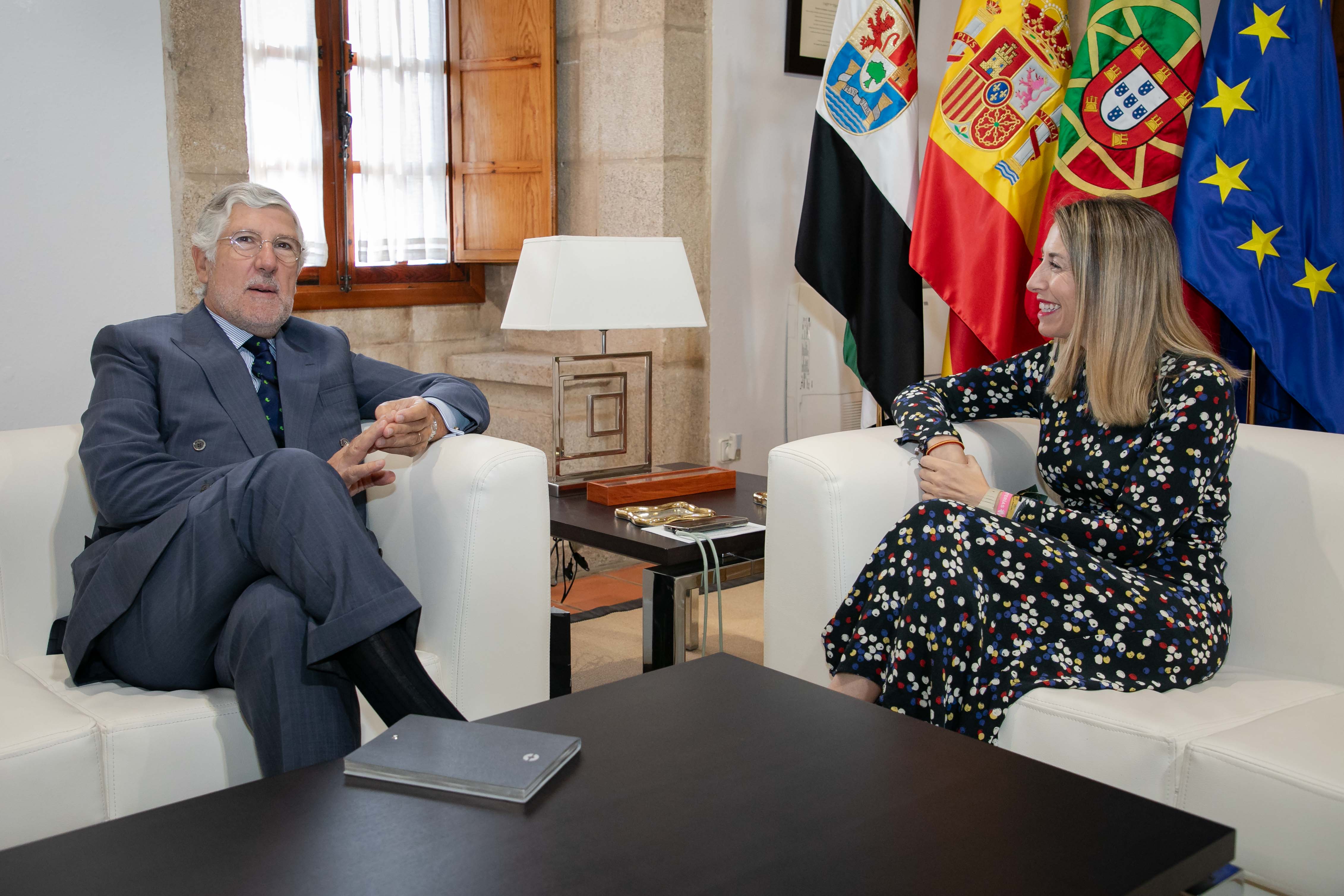Foto de la presidenta de la Junta y el embajador de Portugal