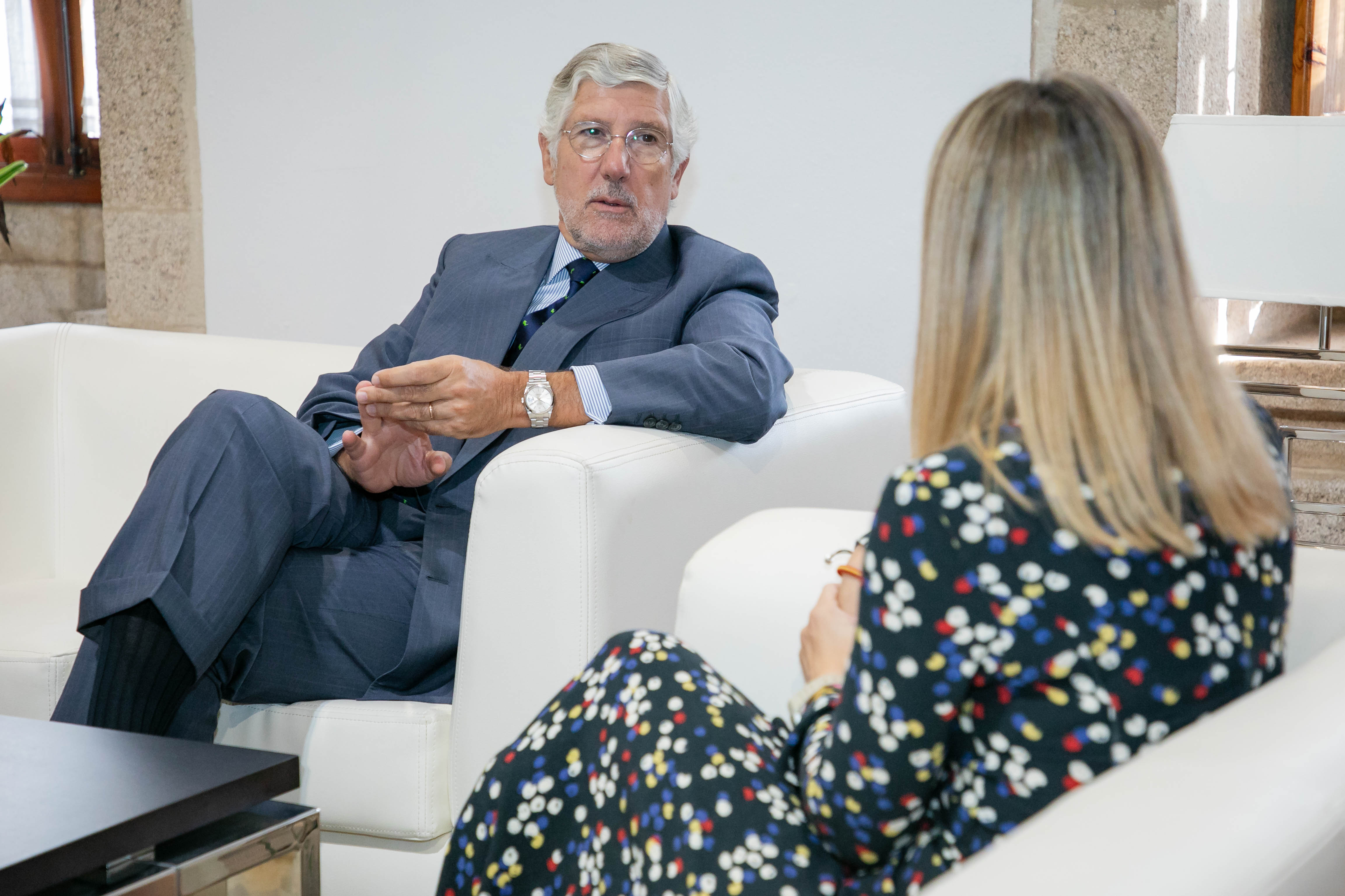 Foto de la presidenta de la Junta y el embajador de Portugal