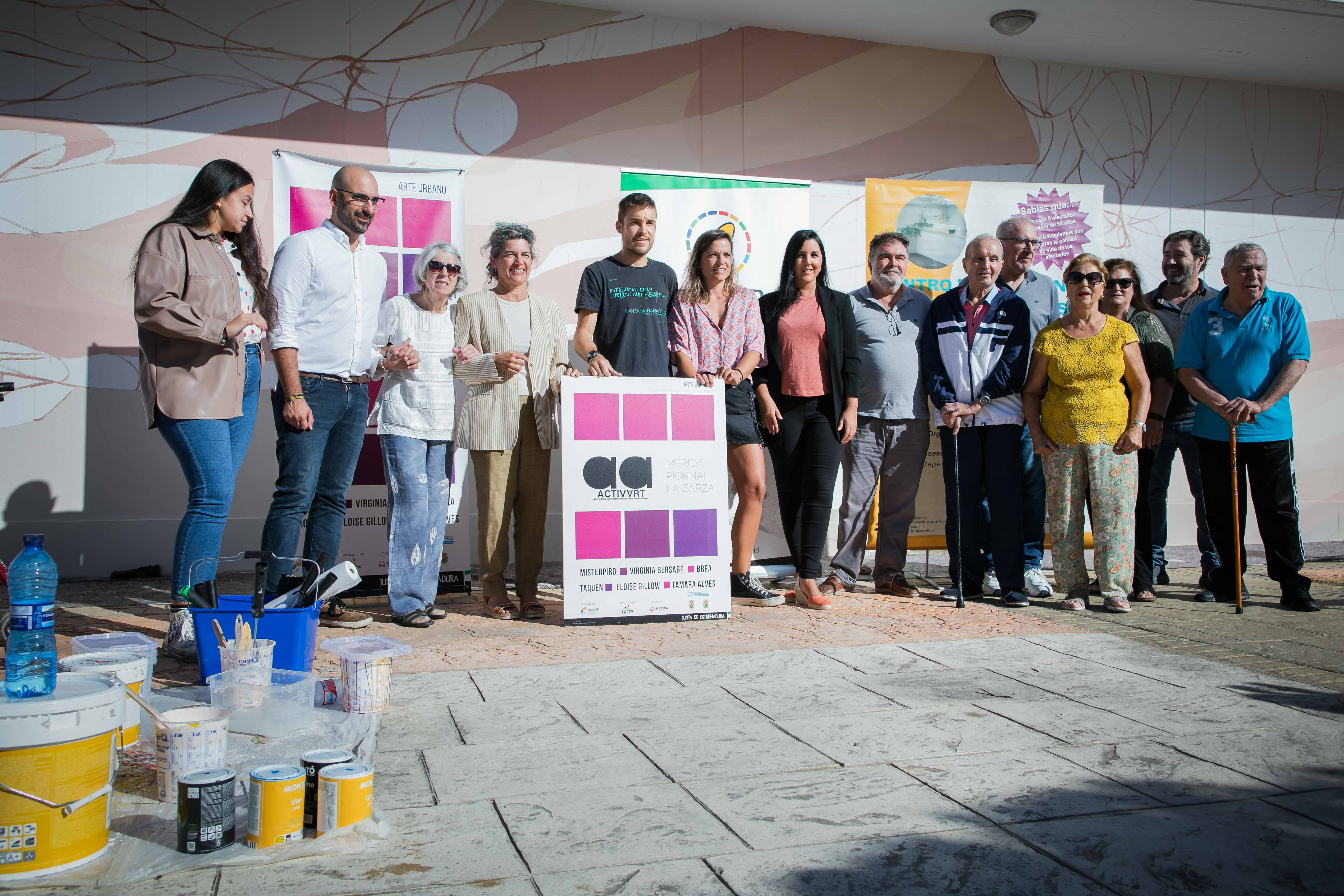 Foto de la directora de la AEXCID junto a los autores de los murales y otras autoridades