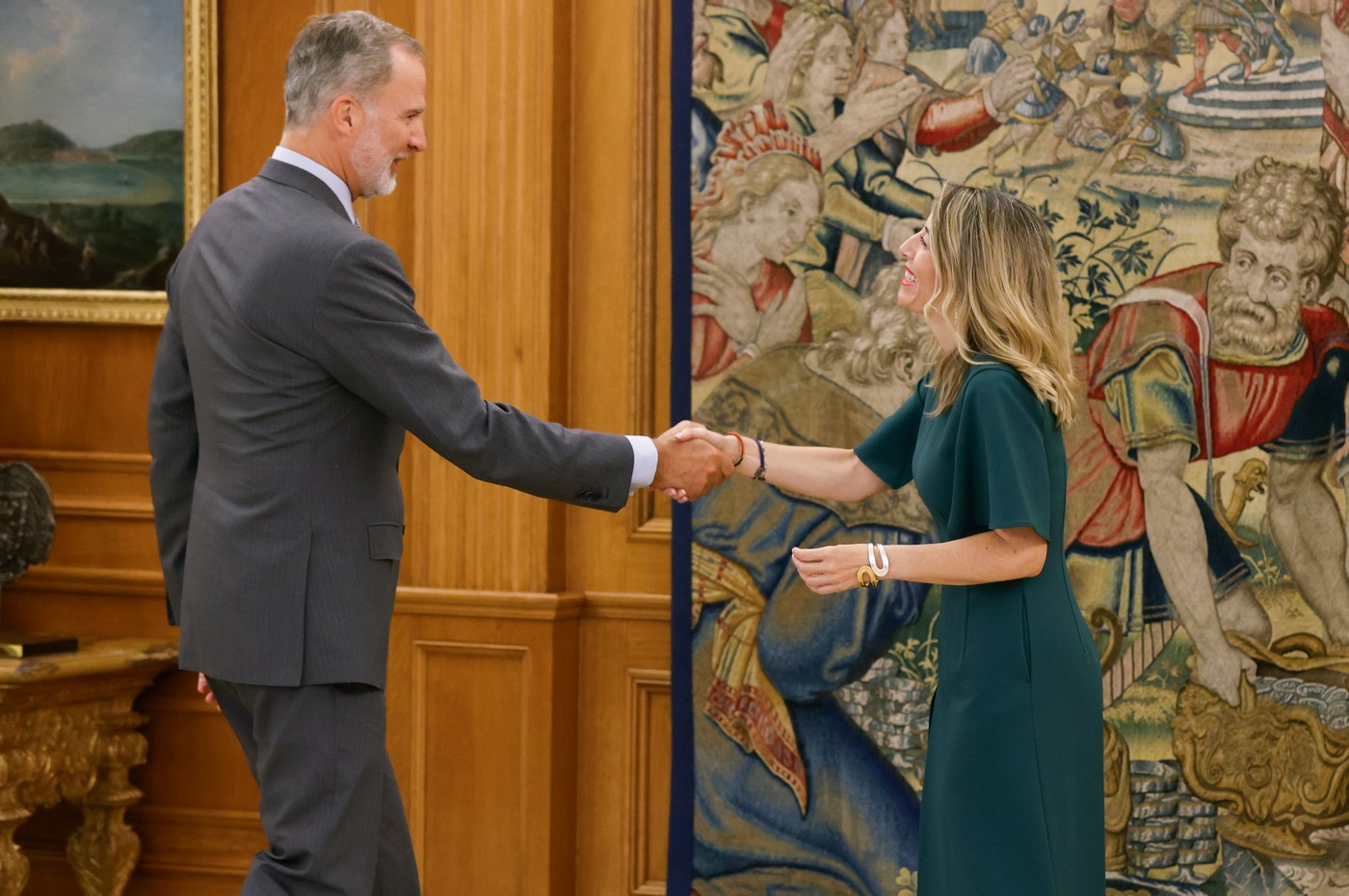 Foto © EFE:  Su Majestad el Rey recibe el saludo de la presidenta de la Junta de Extremadura, María Guardiola Martín