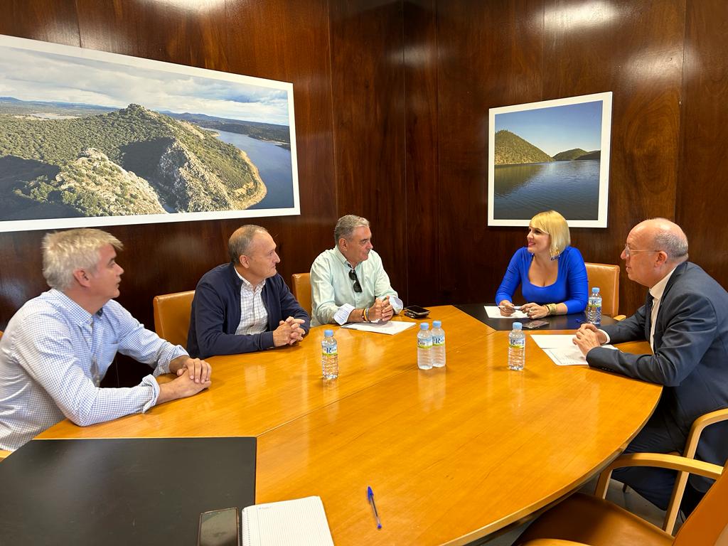 Imagen de la reunión de la consejera de Hacienda con el sindicato SGETEX
