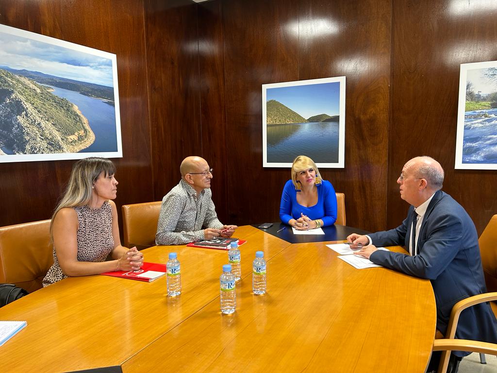 Imagen de la reunión de la consejera de Hacienda con el sindicato UGT