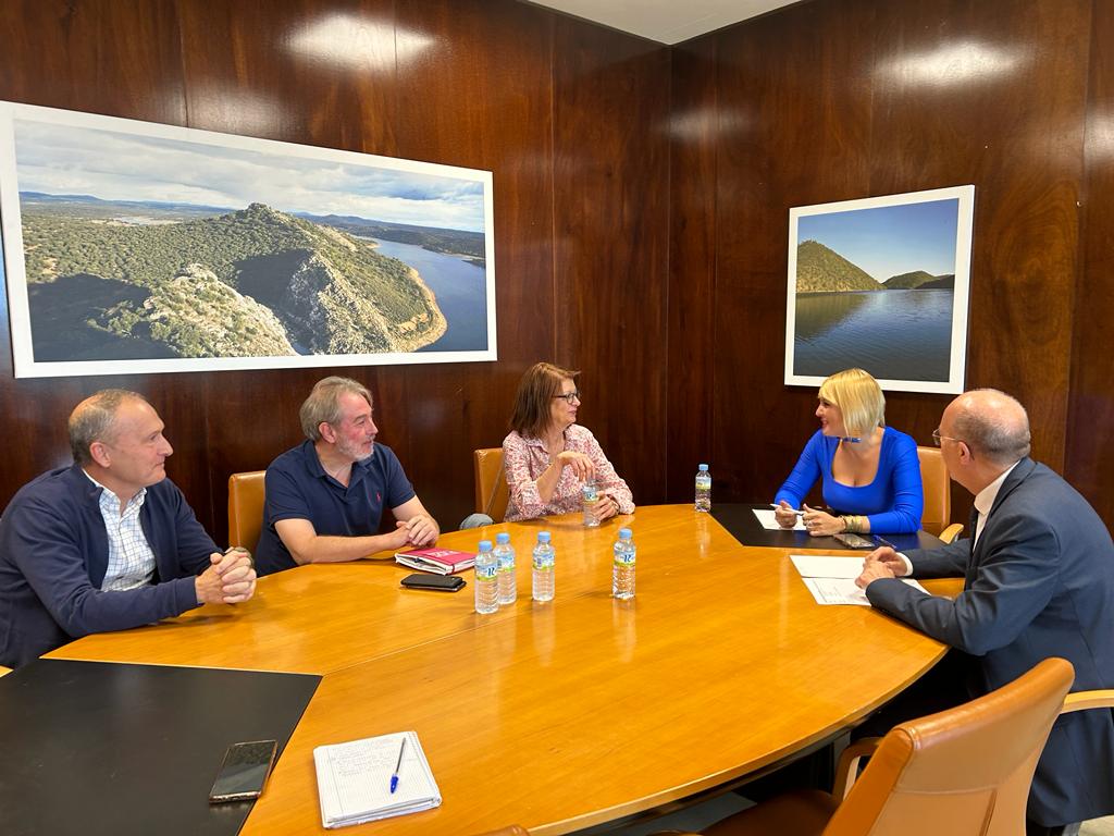 Imagen de la reunión de la consejera de Hacienda con el sindicato USAE