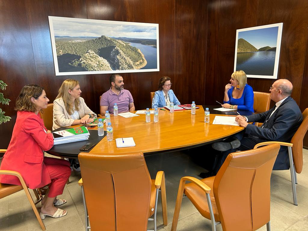 Imagen de la reunión de la consejera de Hacienda con el sindicato USO