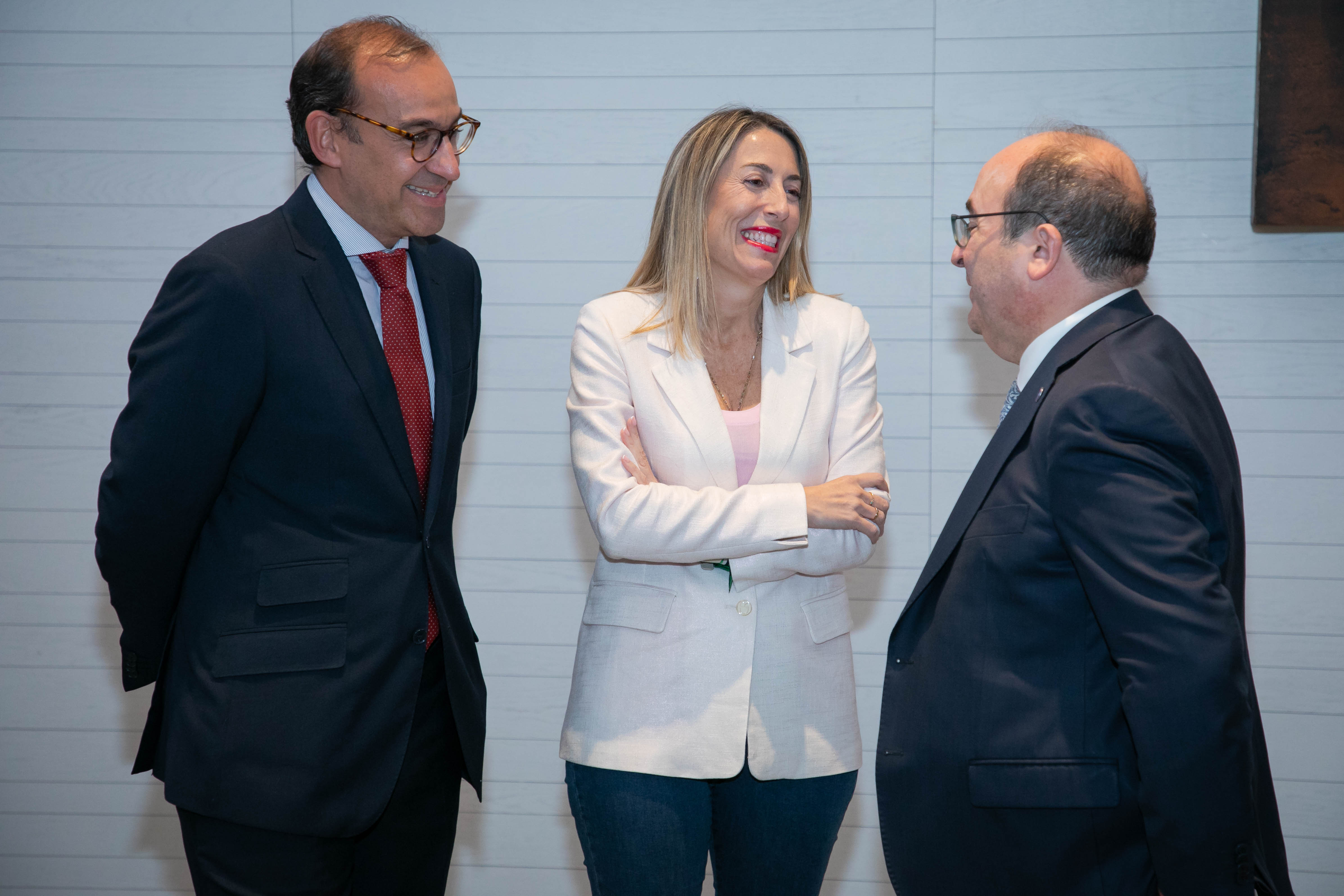 La presidenta de la Junta de Extremadura, María Guardiola, junto al ministro de Cultura, Miquel Iceta; y el alcalde de Cáceres.