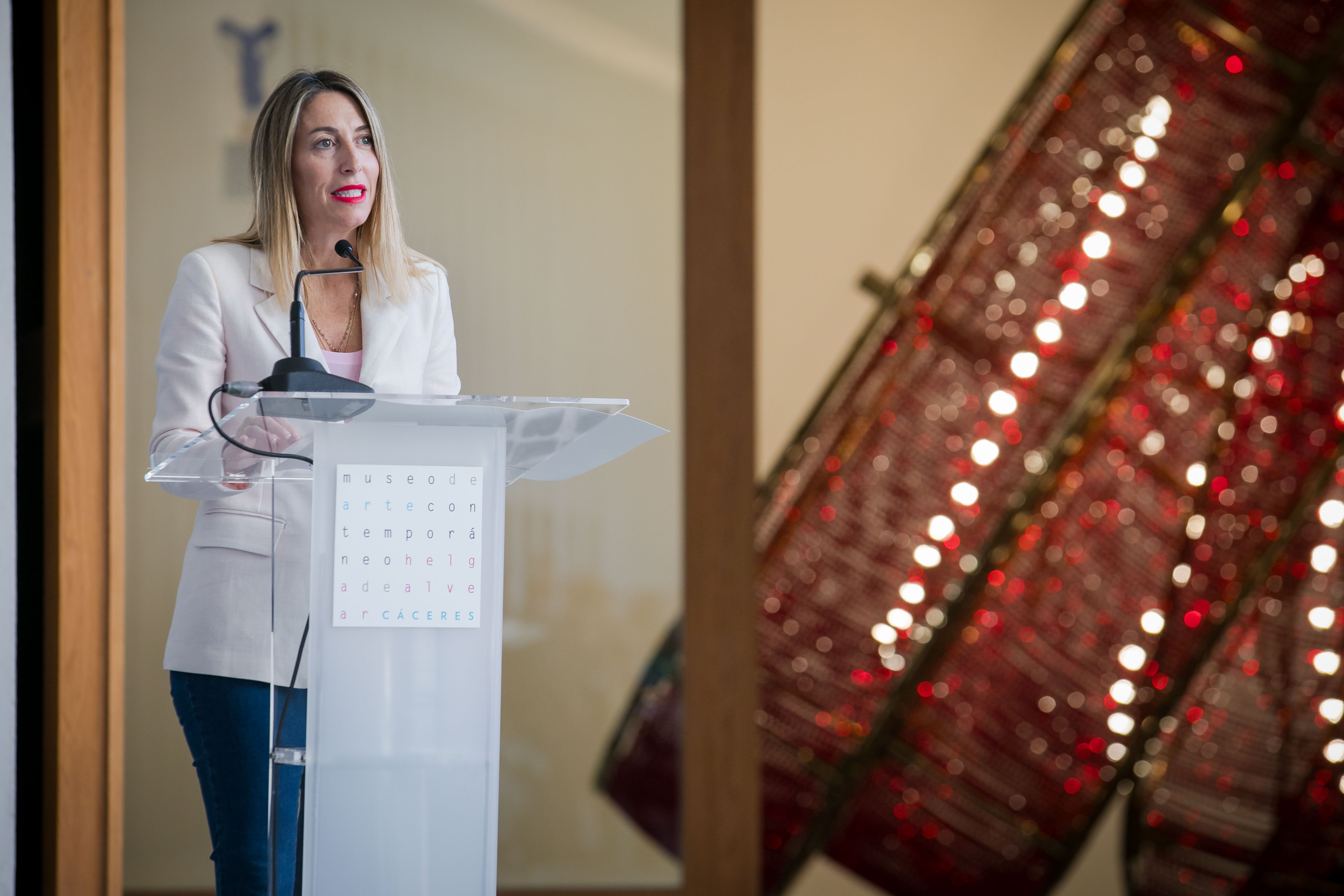 La presidenta de la Junta de Extremadura, María Guardiola, interviene en el Encuentro de ministros de Cultura de la UE en el Museo Helga de Alvear