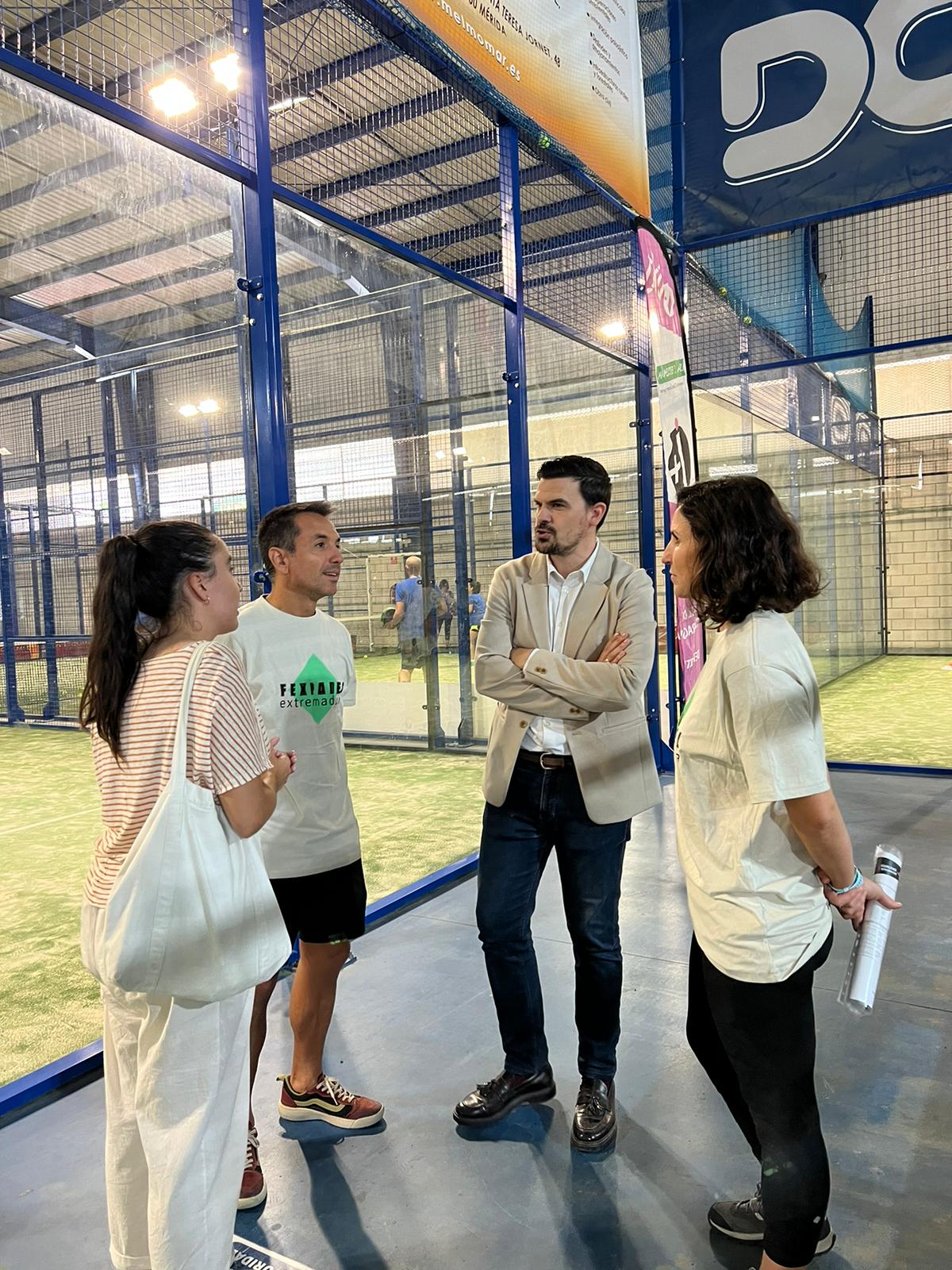 Foto del director general de Deportes y organizadores