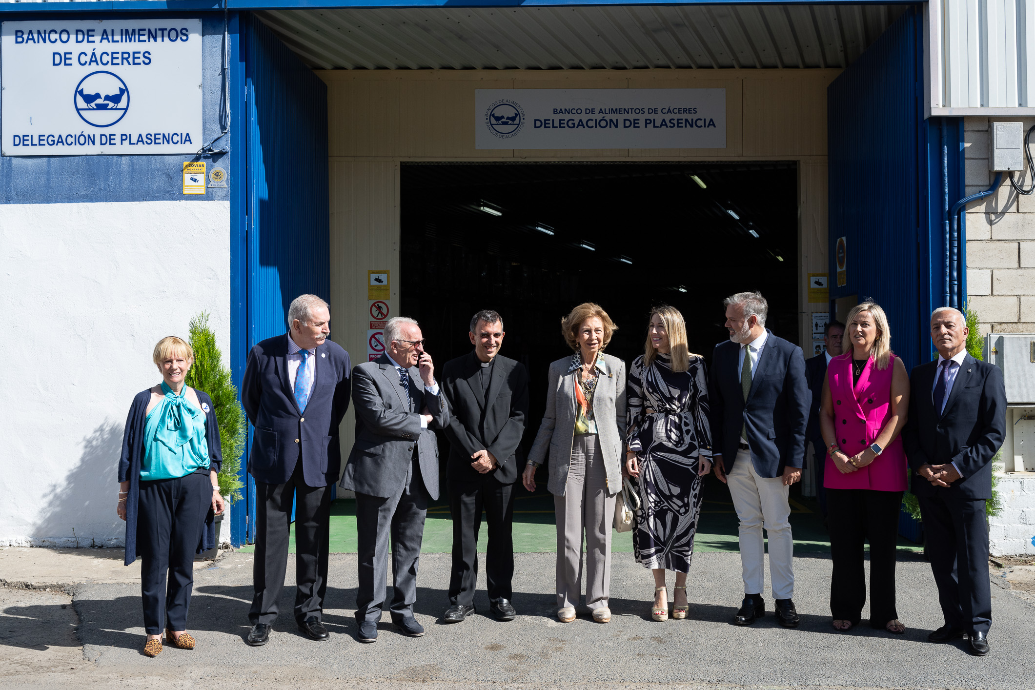 Autoridades durante la visita de Doña Sofía al Banco de Alimentos de Plasencia