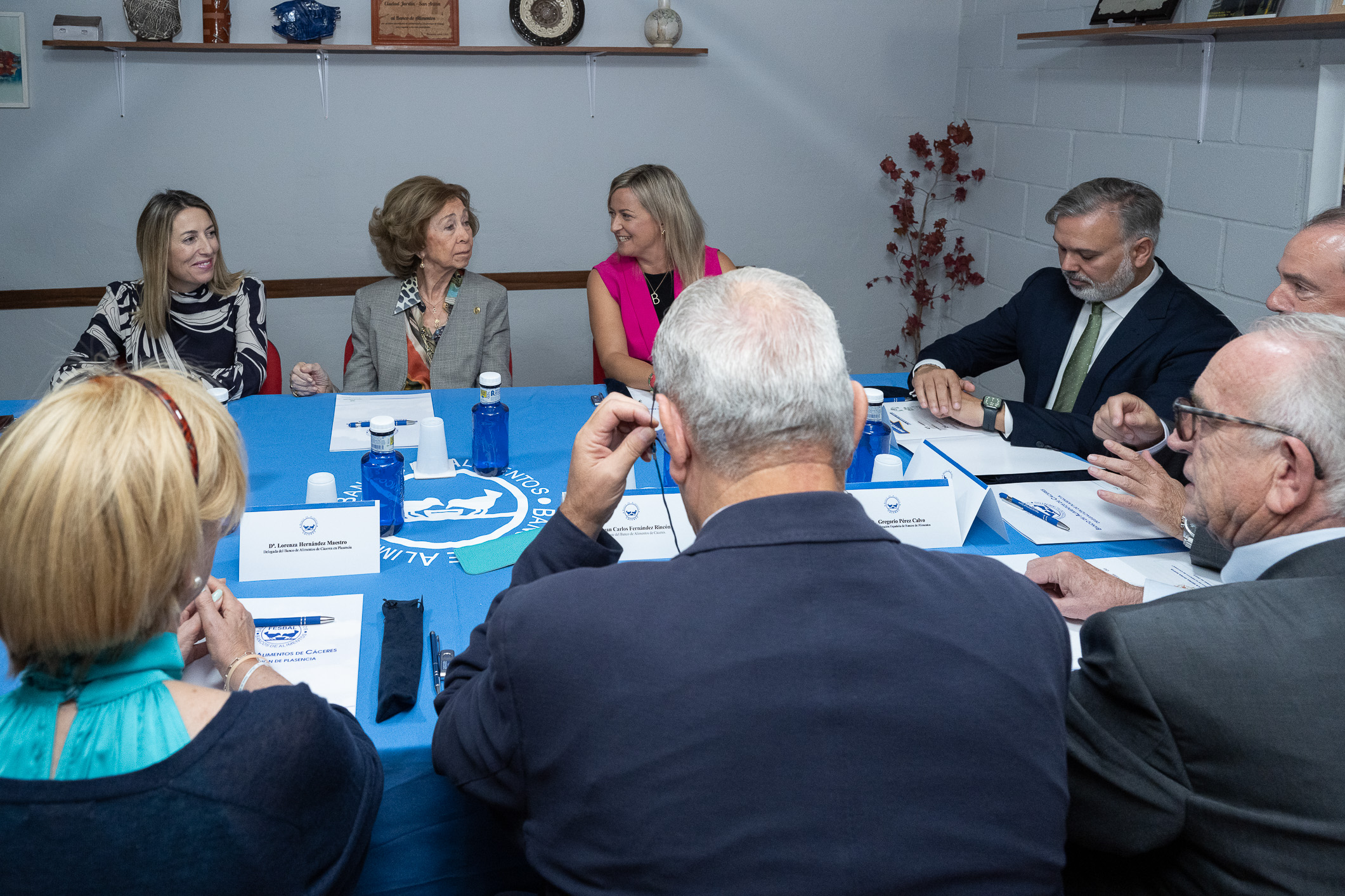 Reunión de autoridades durante la visita de Doña Sofía al Banco de Alimentos de Plasencia