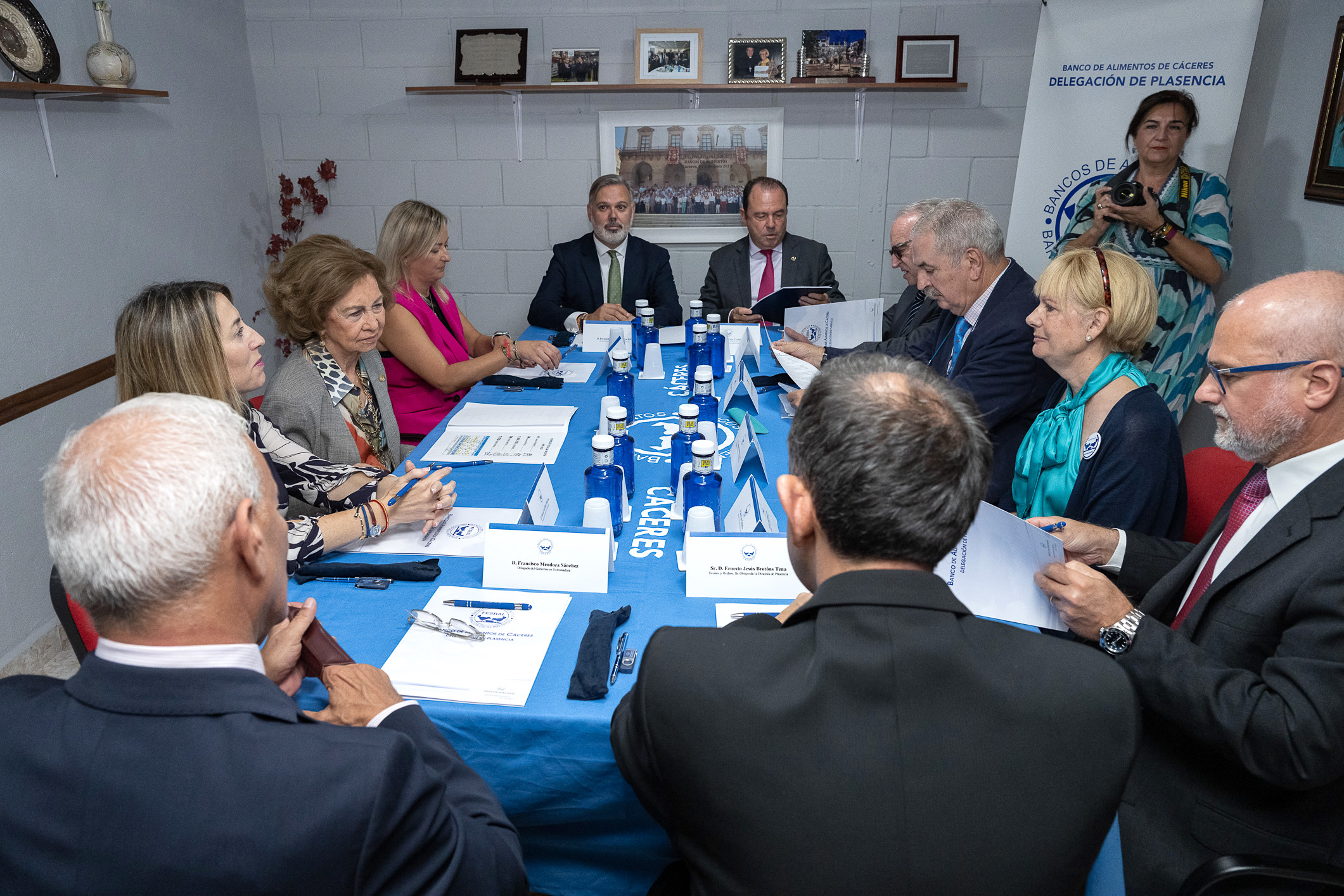 Reunión de autoridades durante la visita de Doña Sofía al Banco de Alimentos de Plasencia