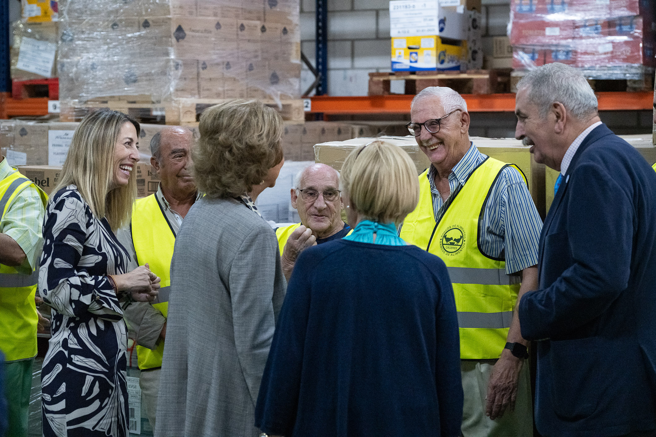 La reina Doña Sofía saluda a los voluntarios